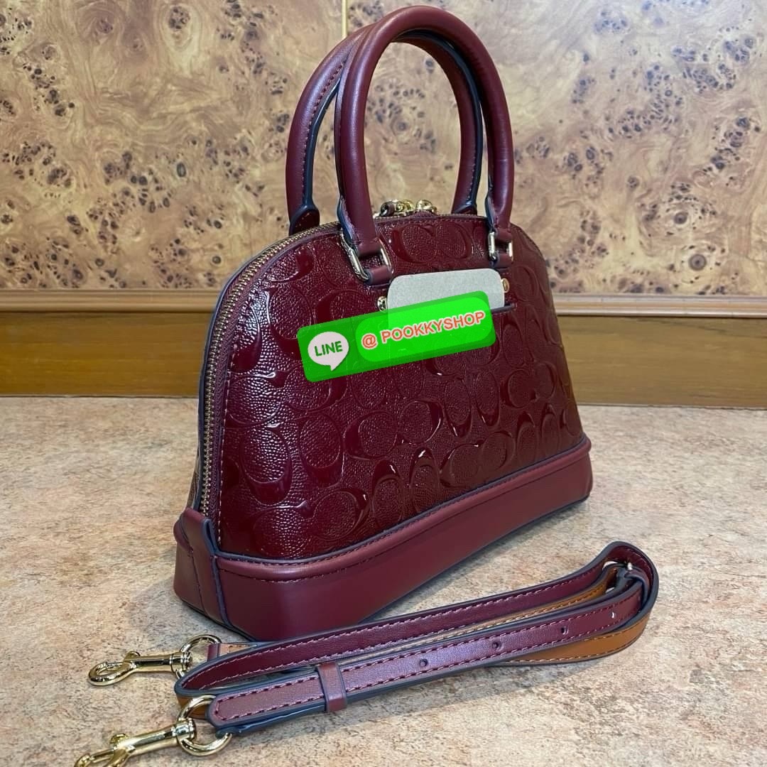 Coach MINI SIERRA SATCHEL IN SIGNATURE DEBOSSED PATENT LEATHER (COACH F55450) หนังกรวดและหนังสิทธิบัตร ด้านในมีซิปและกระเป๋าเอนกประสงค์ ปิดด้วยซิป ซับในด้วยผ้า หูหิ้วพร้อมสายสะพายยาว 3 1/2" สายสะพายถอดได้ขนาด 21 1/2" สำหรับสะพายไหล่หรือสะพายครอส