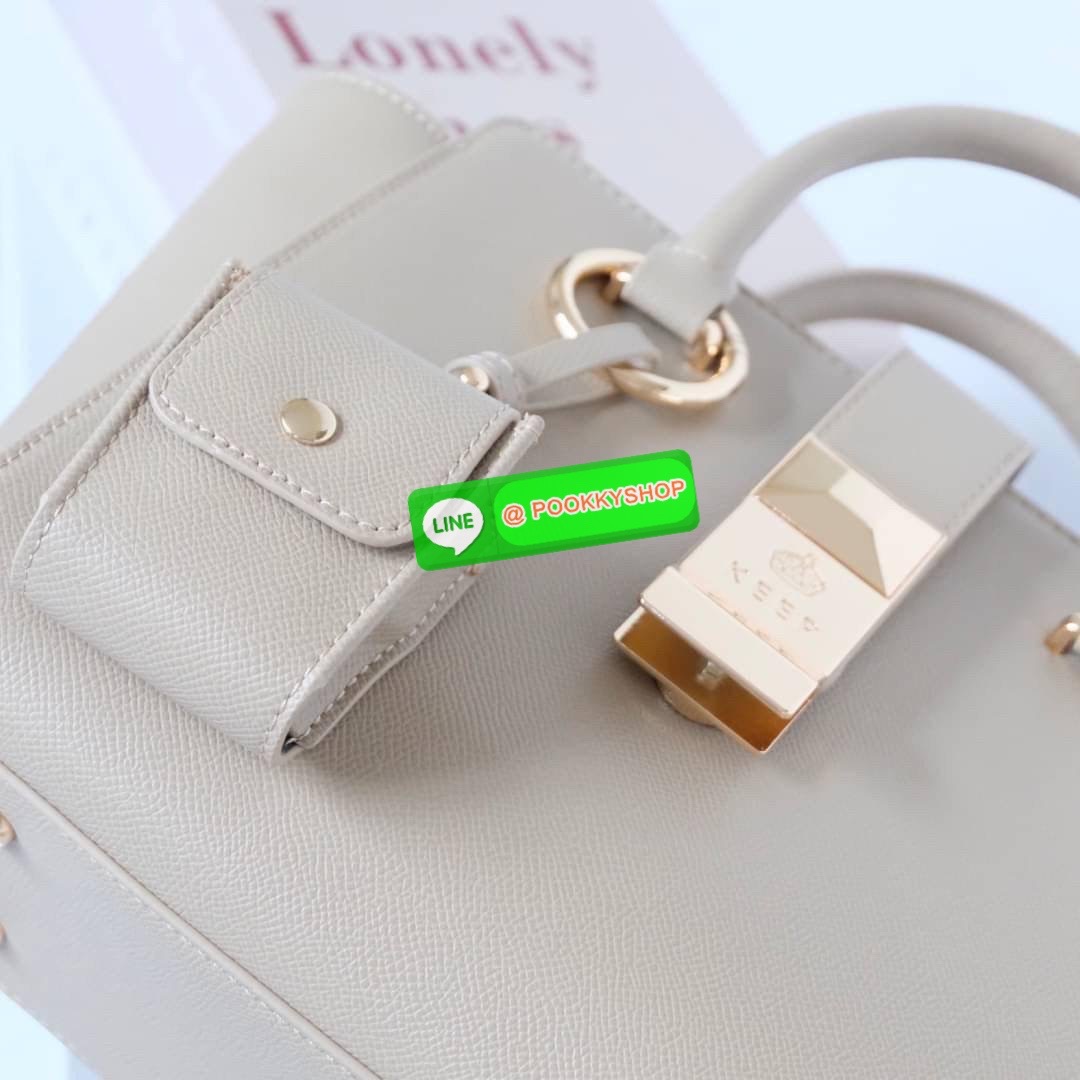 สินค้าเข้าใหม่ กระเป๋า Handbag ฟังชั่นครบที่อยากแนะนำ 👜 KEEP รุ่น ‘ 𝗩𝗔𝗟𝗘𝗡 HANDBAG ‘ **พิเศษ !! รุ่นนี้ตัวกระเป๋าทำจาก หนัง Microfiber ลาย Epsom ที่เป็นพื้นผิวสัมผัสมีลายตารางเล็กน้อย สวยหรู ทนทาน น้ำหนักเบา