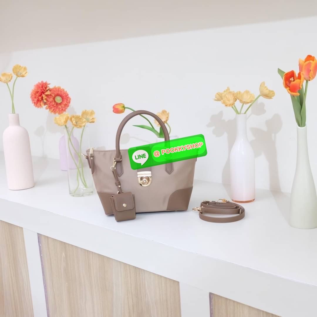 คอลเลคชั่นใหม่ รุ่นขายดี KEEP ‘ Phony bag ‘ อีกรุ่นที่ ถูกถามเข้ามาเยอะที่สุด เป็นกระเป๋า size กลางๆที่ ดีไซน์ให้ออกมาเรียบ หรู หยิบมาใช้งานได้ในทุกๆ วัน