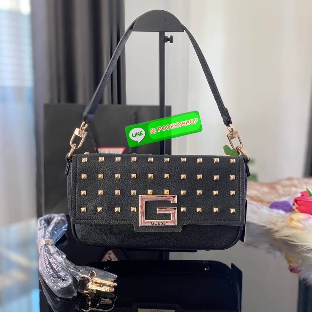 GUESS Brightside Shoulder Bag กระเป๋าสะพายไหล่-ครอสบอดี้ ใช้ได้หลายสไตล์ ตัวกระเป๋าหนังสังเคราะห์สีดำตกแต่งด้วยหมุดสวยเก๋ เปิดปิดด้วยกระดุมแม่เหล็ก ด้านในใส่กระเป๋าสตางค์ยาวได้ มีช่องซิปเพิ่มอีกช่อง สายสามารถถอกใช้ได้หลายสไตล์ ดูหรูที่สุดค่าใบนี้