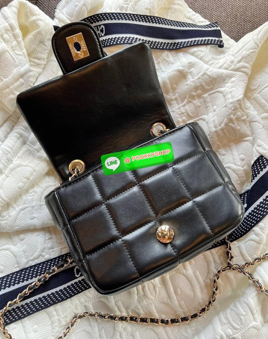 CHANEL SHOULDER BAG WITH CHAIN BAG ((Chanel vip gift make up ตปท.)) 🎁พร้อมส่ง! รุ่นนึ้จะใช้เองหรือซื้อฝากเพื่อนๆ ก็ถูกใจผู้รับเลยค่า หนังแกะสังเคราะห์ หนังดีมีความนิ่มและเงาในตัว สัมผัสคือหลงรักแน่นอนค่ะ🤩 โดดเด่นด้วยสายสะพายร้อยลูกเต๋ามีตั