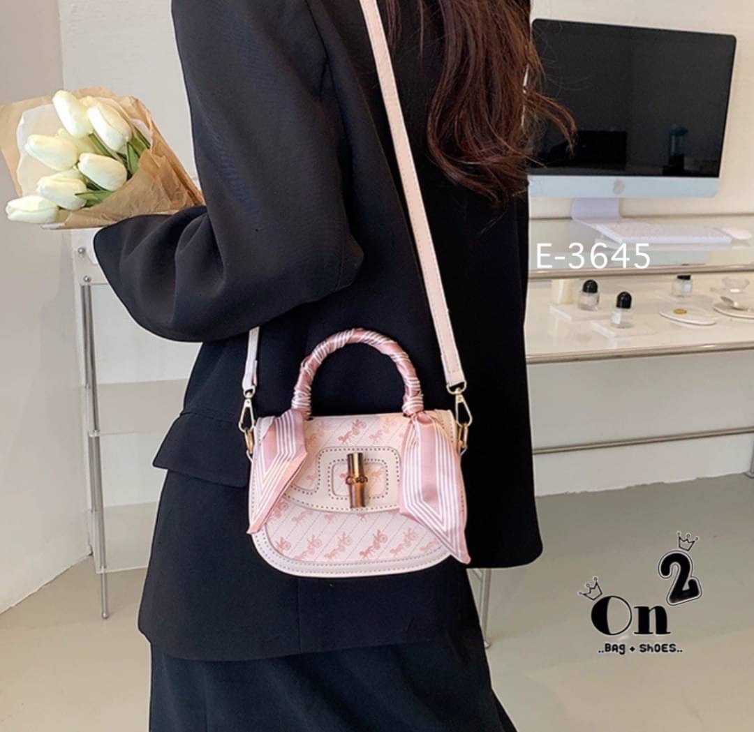 กระเป๋าสะพายปักลายรถม้าสไตล์แบรนด์coach งานสวยสีพาสเทลแถมผ้าพันกระเป๋าสีเดี่ยวกัน1ผื่น