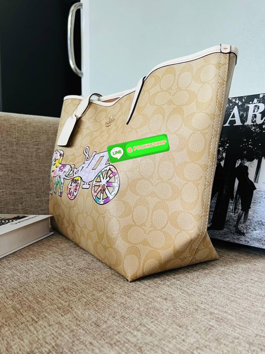 NEW 🌟🌟 CITY TOTE IN SIGNATURE CANVAS WITH HORSE AND CARRIAGE PATCHWORK GRAPHIC Coach CA607 City Tote ในแคนวาสซิกเนเจอร์ สี Gold/Light Khaki Multi ผ้าใบเคลือบซิกเนเจอร์และหนังเรียบ ด้านในกระเป๋าซิป ปิดสแน็ป หูจับ 10" ดรอป