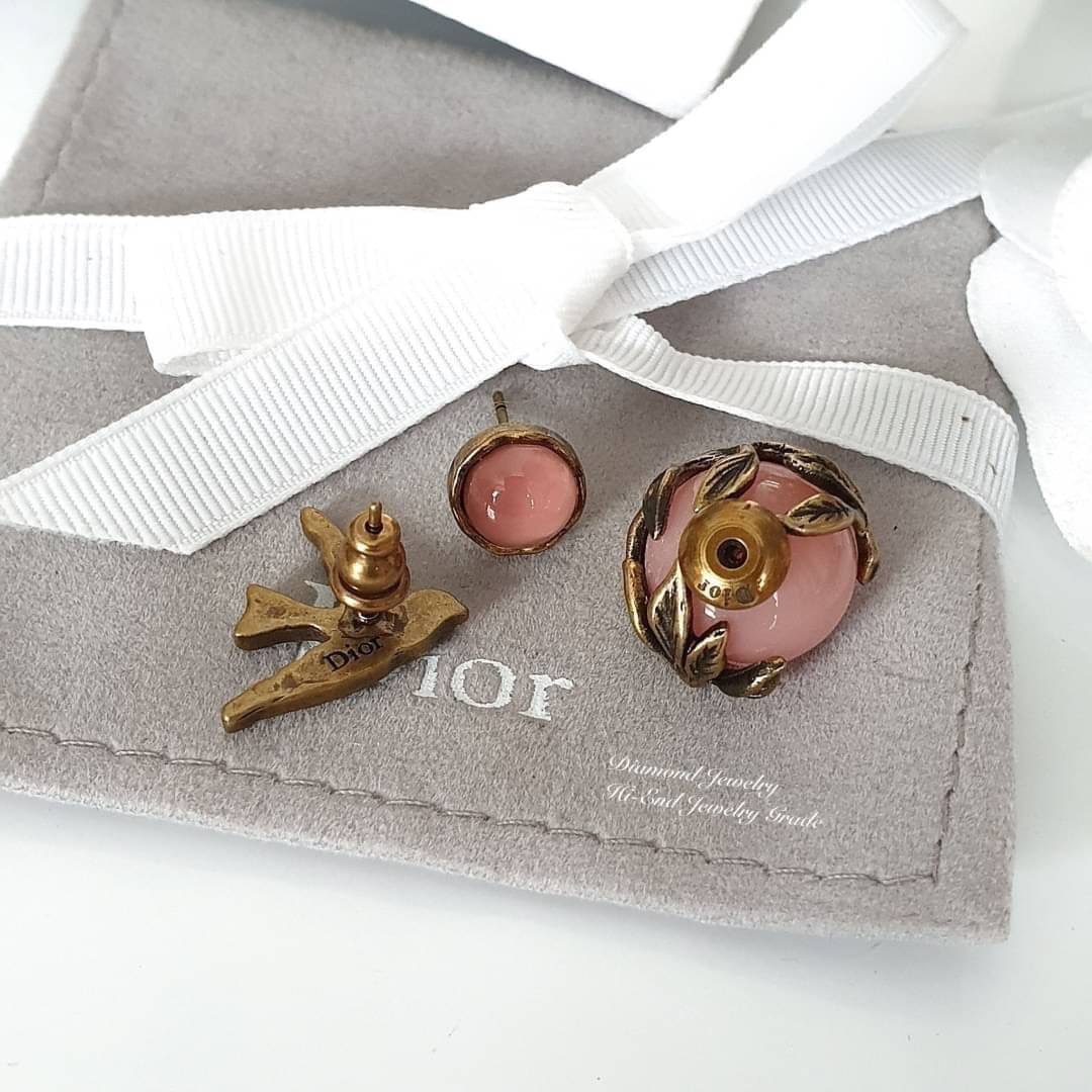 Super Hi-End Quality !!!!! ((เกรด 1:1 ดีที่สุดในท้องตลาด แสตมป์ครบค่ะ)) Dior Tribales Earrings **คอลเลคชั่น Autumn 2019 ใหม่ล่าสุดเลยคร่า** งาน 1:1 เหมือนในช็อปเป๊ะๆ ต่างหูดิออรุ่นใหม่ ล่าสุดชนช็อป ดีไซน์สวยมากๆค่ะ ประดับอะไหล่ทองแอนทีคอย่างดี งานสวยไร้ที