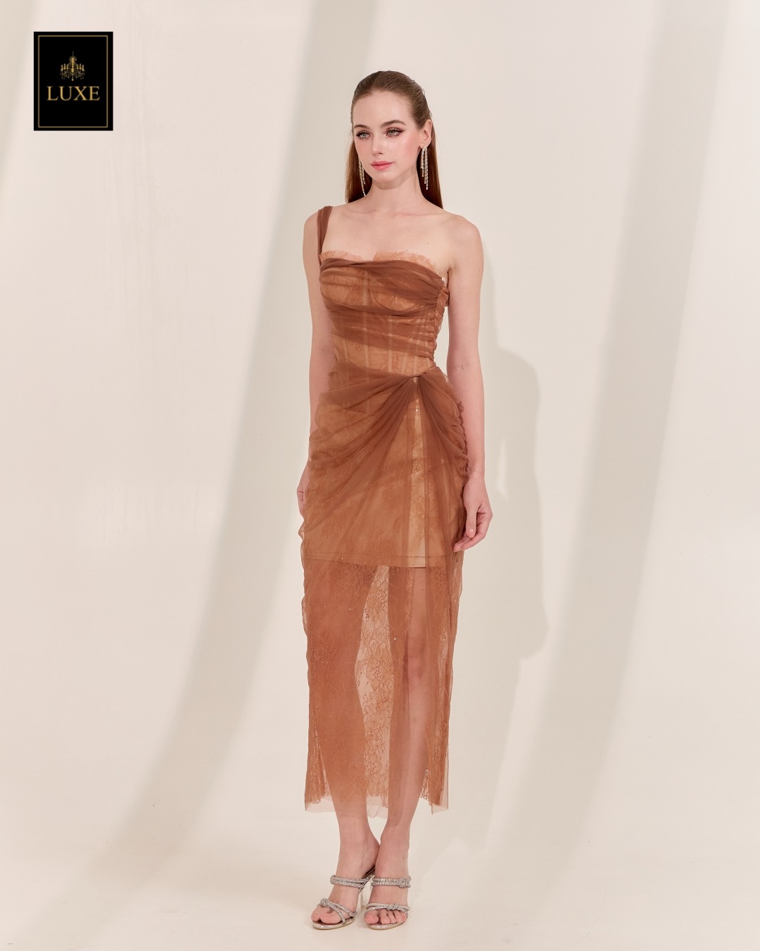 เดรสแฟชั่น เดรสเสื้อเกาะอก มีโครงแบบคอร์เซ็ต ซ้อนทับด้วยผ้าเน็ตจับเดรป กระโปรงจับเดรป