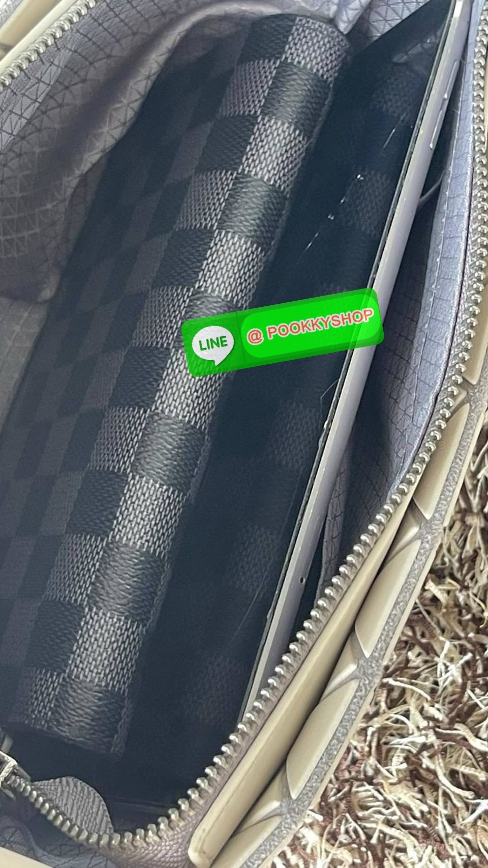 💕 BAO BAO ISSEY MIYAKE Crystal Shoulder Bag งานดีไซน์ที่ดูเรียบง่ายทั้งรูปแบบการใช้งาน มีช่องเปิดปิดแบบซิปเพื่อให้คุณพกพาของมีค่าได้อย่างสบายใจป้องกันสิ่งของตกหล่น ทั้งตัวเพลตสามเหลี่ยมและสายกระเป๋าหนัง สวยแบบคูลๆ ทั้งยังดูแลรักษาง่าย น้ำหนักเบา เ