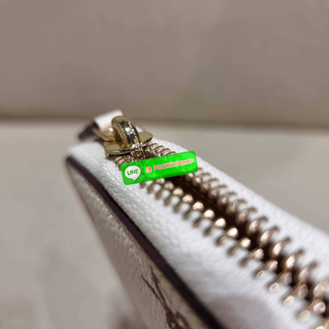 COACH 28444 ACCORDION ZIP WALLET WITH FLORAL BOW PRINT กระเป๋าสตางค์ใบยาว ลวดลายดอกไม้สุดฮิต คอลเลคชั่นที่ขายดีขายได้ตลอดกาล วัสดุหนัง pepble สวยคม เปิด-ปิดด้วยซิปรอบ รูดใช้งานง่าย ใส่มือถือได้ ใส่บัตร ใส่ธนบัตรได้สบายๆ สวยเกินราคาแบบนี้ สาวๆห้ามพลาดน้า!!