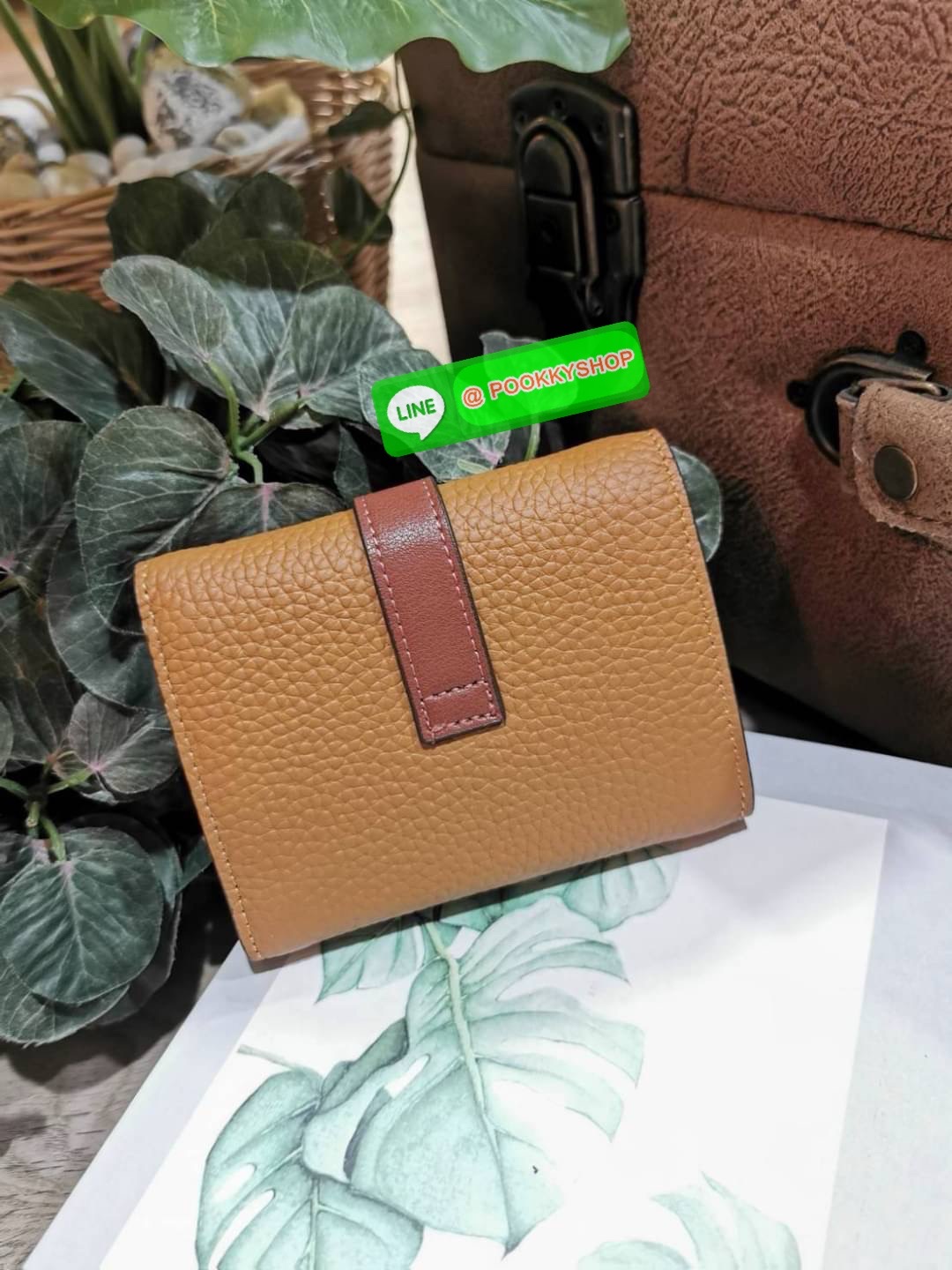 ✴️Don't Miss!✴️NEW! LOEWE SHORT WALLET VIP GIFT WITH PURCHASE กระเป๋าพรีเมี่ยมกิ๊ฟ Limited จาก LOEWE DUTYFREE COUNTER วัสดุหนังแท้เทคเจอร์สวยอยู่ทรงปั้มโลโก้แบรนด์ด้านหน้าเปิดปิดด้วยกระดุม ภายในมีทั้งช่องใส่รูป ช่องใส่ธนบัตร ใส่แบงก์พัน