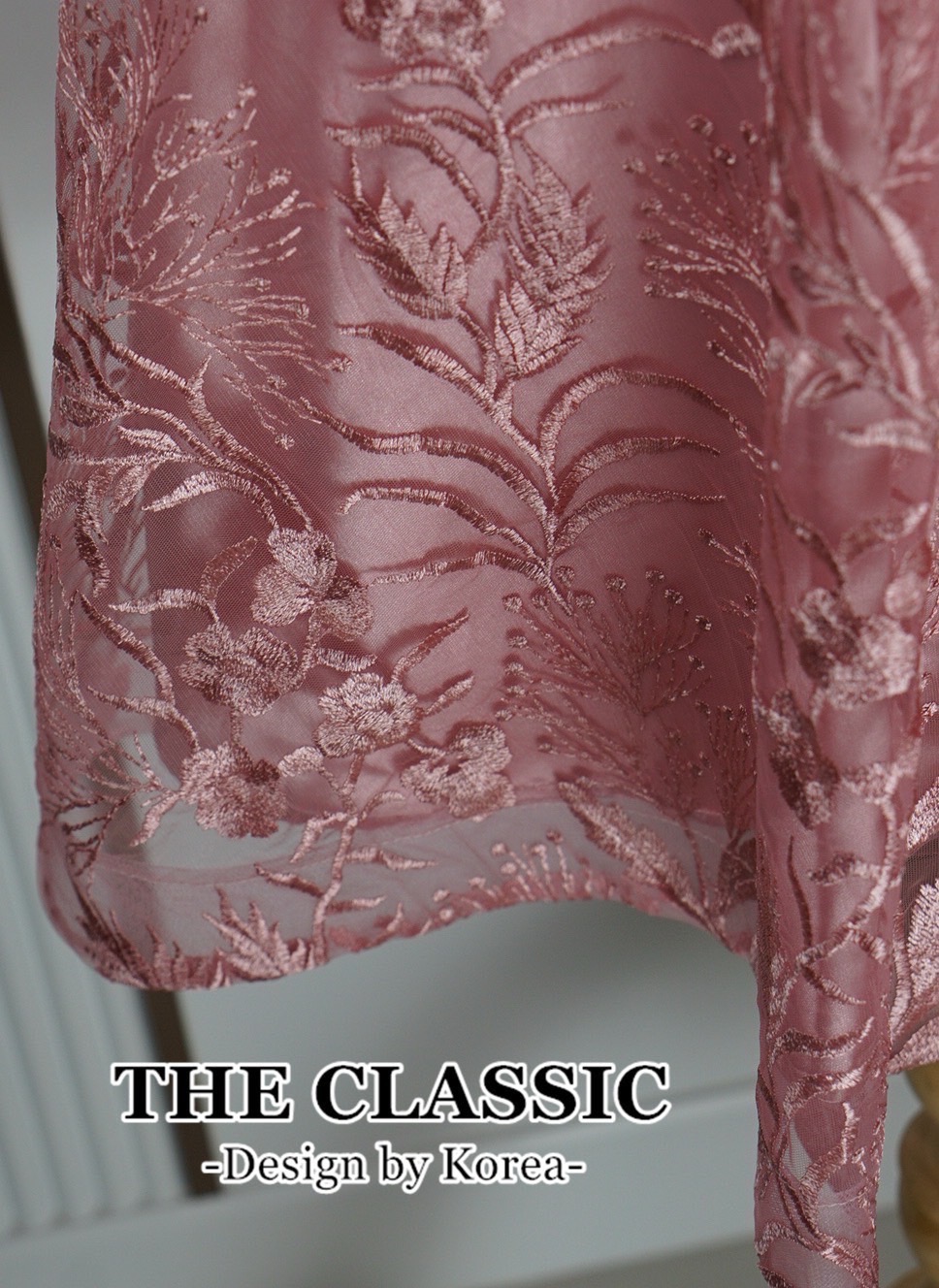 เดรสแฟชั่น เดรสออกงานแขนสามส่วน ใช้ผ้าเนื้อดีปักลวดลายทั้งตัวด้วยไหมเนื้อเงา