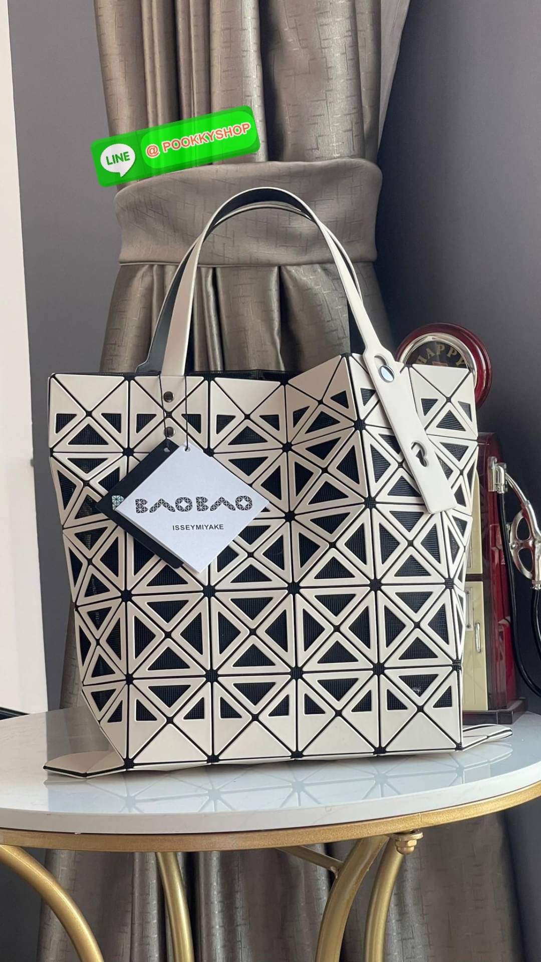 Baobao issey miyake frame tote 6x6 กระเป๋าที่มองทะลุได้เหมือนตะกร้าและให้ความรู้สึกสดชื่น รูปลักษณ์ที่ดูเหมือนมองทะลุได้มากกว่าที่เคยถูกสร้างขึ้นโดยการนำชิ้นส่วนสามเหลี่ยมออกให้กลวงและเหลือไว้เพียงกรอบเท่านั้น ขนาดกำลังดี สามารถใส่ของมีค่าได้ เช่น กระเป๋า