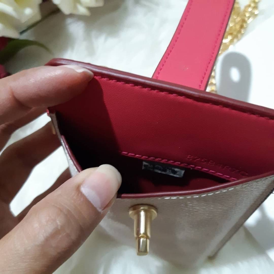 COACH 825 TURNLOCK CHAIN PHONE CROSSBODY IN BLOCKED SIGNATURE CANVAS ฮอตและปังกว่านี้ไม่มีแล้ว!! กระเป๋าเอนกประสงค์ สำหรับใส่โทรศัพท์ ใส่บัตรได้ มีช่องซิปแยกให้ด้วย ขนาดพกพาดีงาม!! 💕 ใส่โทรศัพท์ได้ทุกรุ่นน้า สายสะพายยาวประมาณ 23" (วัดจากไหล่)