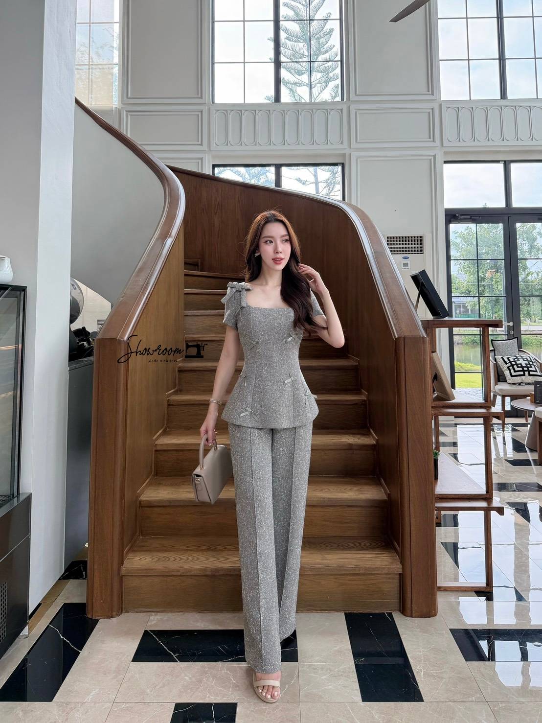 ชุดเซทแฟชั่น เซ็ตเสื้อแขนสั้น คอเหลี่ยม แต่งโบว์ มาพร้อมกางเกงขายาวทรงสวยเข้าเซ็ต