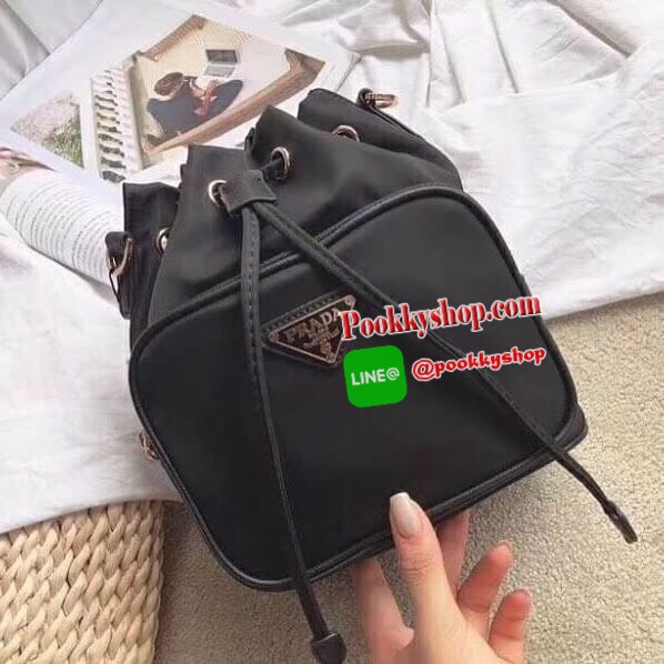PRADA MINI nylon crossbody bag ARRIVAL รุ่นขายดี ตัวกระเป๋าอะไหล่สีทอง ไซส์มินิ ขนาดกะทัดรัด สามารถใส่ I phone+ ได้ หรือของจุกจิกได้เยอะ เนื้อหนาซับในอย่างดี มาพร้อมสายคล้องมือ + สายสะพายยาวปรับได้ แบบระดับที่สุดแห่งความสวยหรู กับราคาสุดคุ้มที่สาวๆชื่นชอบ