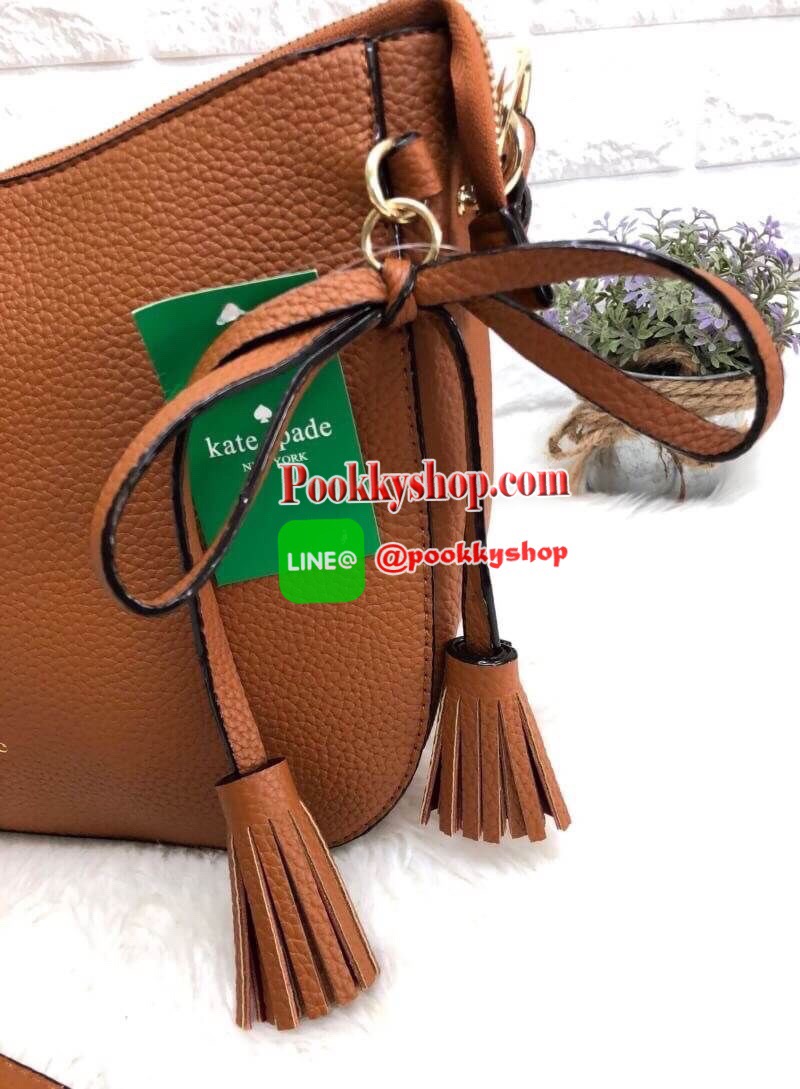 New Kate spade new york shoulderbag พร้อมส่งค่ะ นานๆจะมีมา!!! กระเป๋าสะพายไหล่หรือสะพายข้างได้ วัสดุหนังลายลิ้นจี่ ลายหนังสวย นิ่ม น่าใช้มากๆค่ะ ทรงฮิตเลยจ้าา ด้านหน้ามีพวงหนังผูกโบว์ห้อยยาวลงมา ตอกย้ำความสวยมาเพิ่มให้นะคะ เปิดปิดกระเป๋าแบบซิป ภายในโล่ง ใ