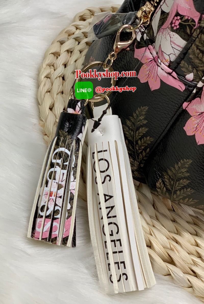 New !! GUESS GESABEL GYM BACKPACK กระเป๋าสะพายหลังได้//สะพายข้างได้ วัสดุหนังนิ่ม น้ำหนักเบา รูปทรงน่ารักมากๆค่ะ ด้านหน้ามีช่องซิปหนึ่งช่อง เปิดปิดกระเป๋าด้วยซิป มีพวงพู่แบรนด์ห้อยเพิ่มความเก๋เข้ามาให้ด้วย พวงพู่สามารถถอดแยกออกได้ด้วยค่ะ ภายในกระเป๋าโล่งก