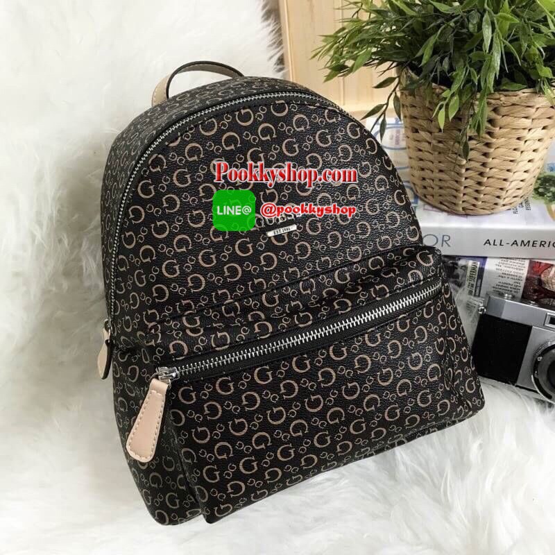 Don't Miss! GUESS WOMAN'S FACTORY BACKPACK กระเป๋าเป้ขนาดกำลังดีวัสดุหนังแกะสังเคราะห์นิ่มสวยน้ำหนักเบา มีหูหิ้วเเละสายสะพายหลังเลื่อนปรับได้ ด้านหน้ามีโลโก้และช่องซิป เปิดปิดด้วยซิปสะดวกใช้ ภายในกว้างใส่เอกสาร ipad ของใช้ได้เยอะ จะสะพายไปเรียนไ