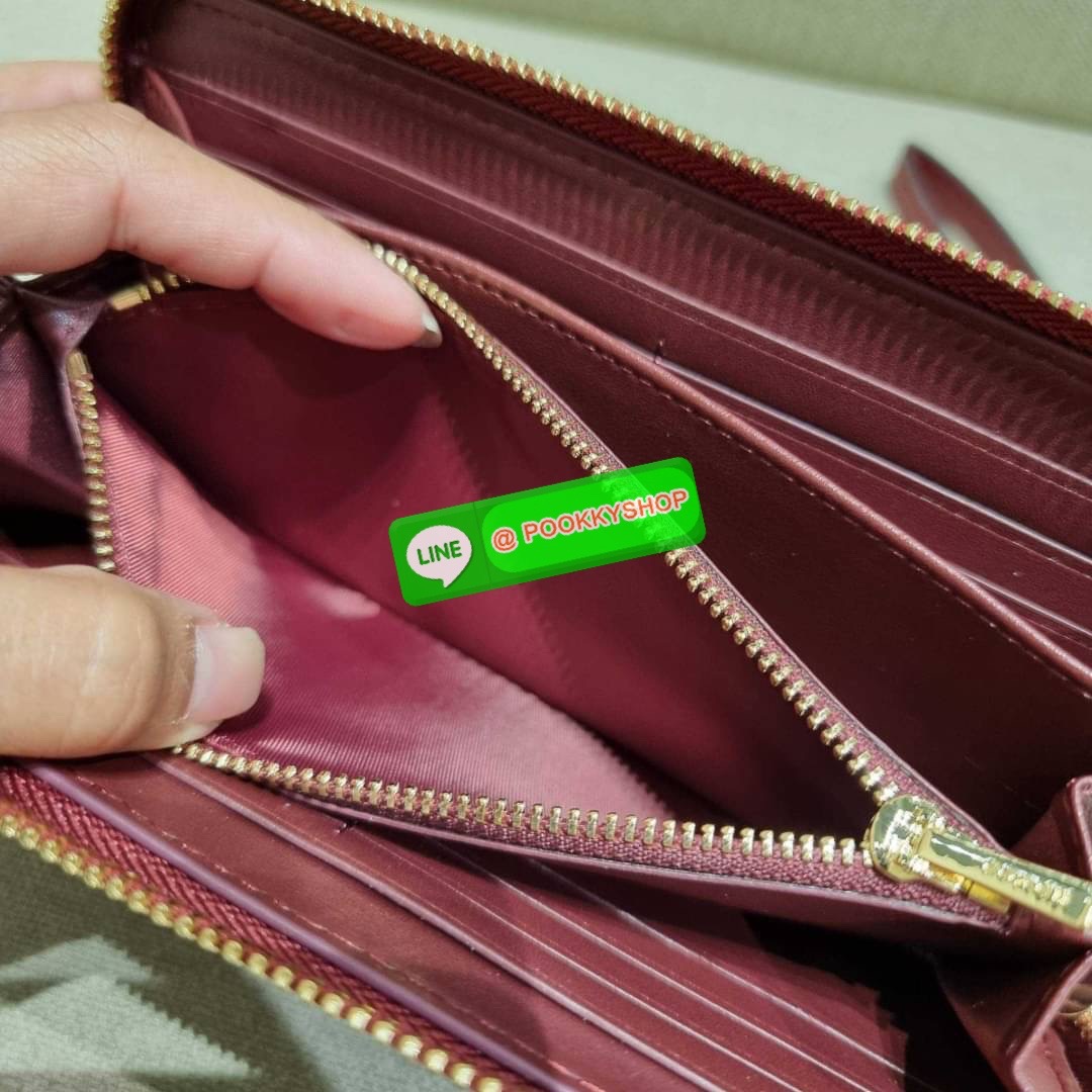 COACH C7360 LONG ZIP AROUND WALLET IN SIGNATURE LEATHER พร้อมเสิร์ฟความเลิศหรู ไม่ต้องรอพรีฯ ใหม่ล่าสุด กระเป๋าสตางค์ใบยาวกึ่งคล้องมือ สีคลาสสิค ขายดี ถือใช้คือขับผิวสุด!! วัสดุหนังแท้ปั๊มลายนูนสวยคม มาพร้อมสายคล้องมือ ถอดออกได้ ภายในใส่บัตรได้เยอะ มีช่อง