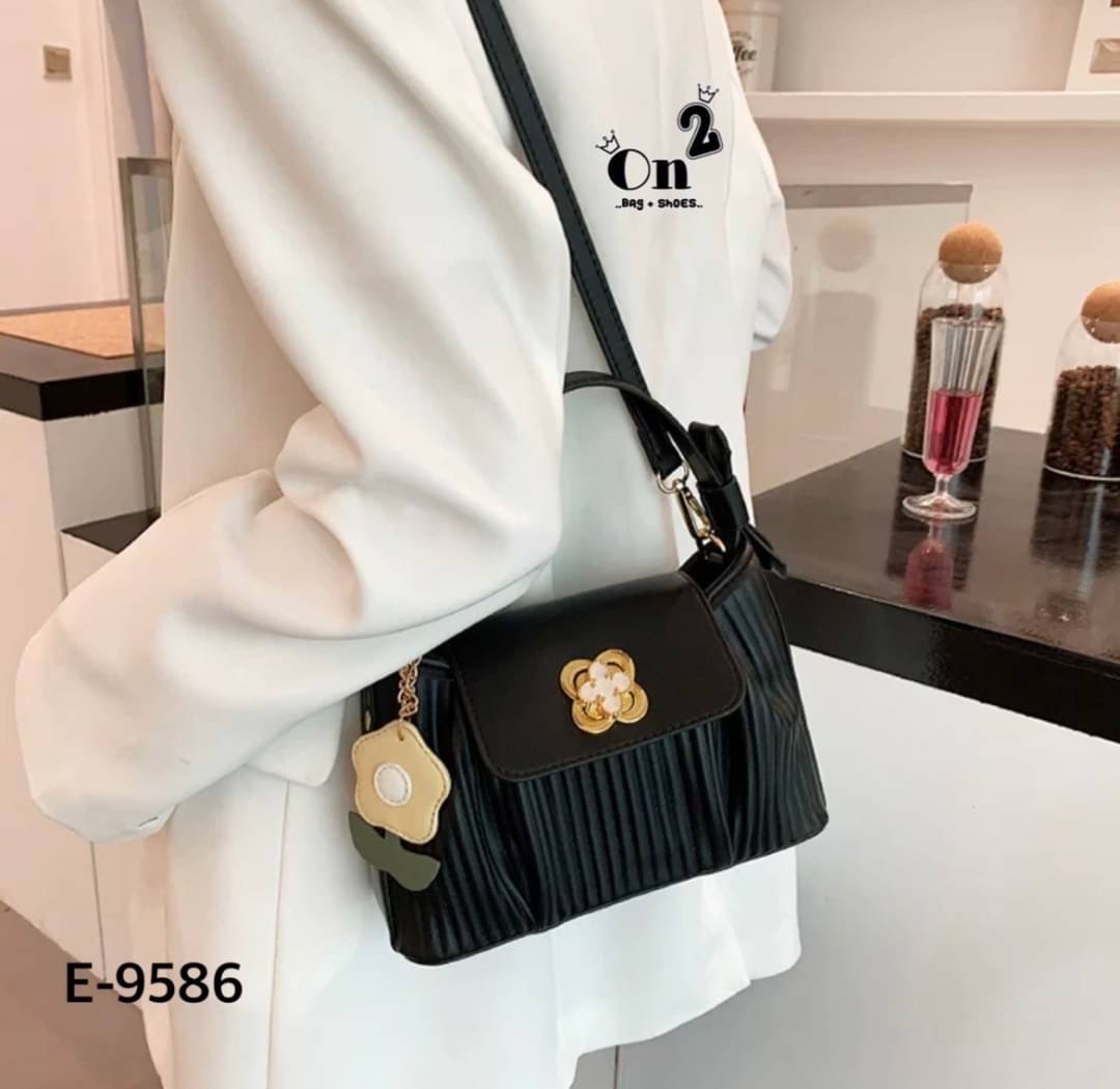 กระเป๋าสไตล์เกาหลีมาใหม่ หนังพลีทเล็กเย็บจีบด้านหน้า อะไหล่เปิดปิดรูปดอกไม้ มาพร้อมพวงกุญแจ+สายสะพายยาว