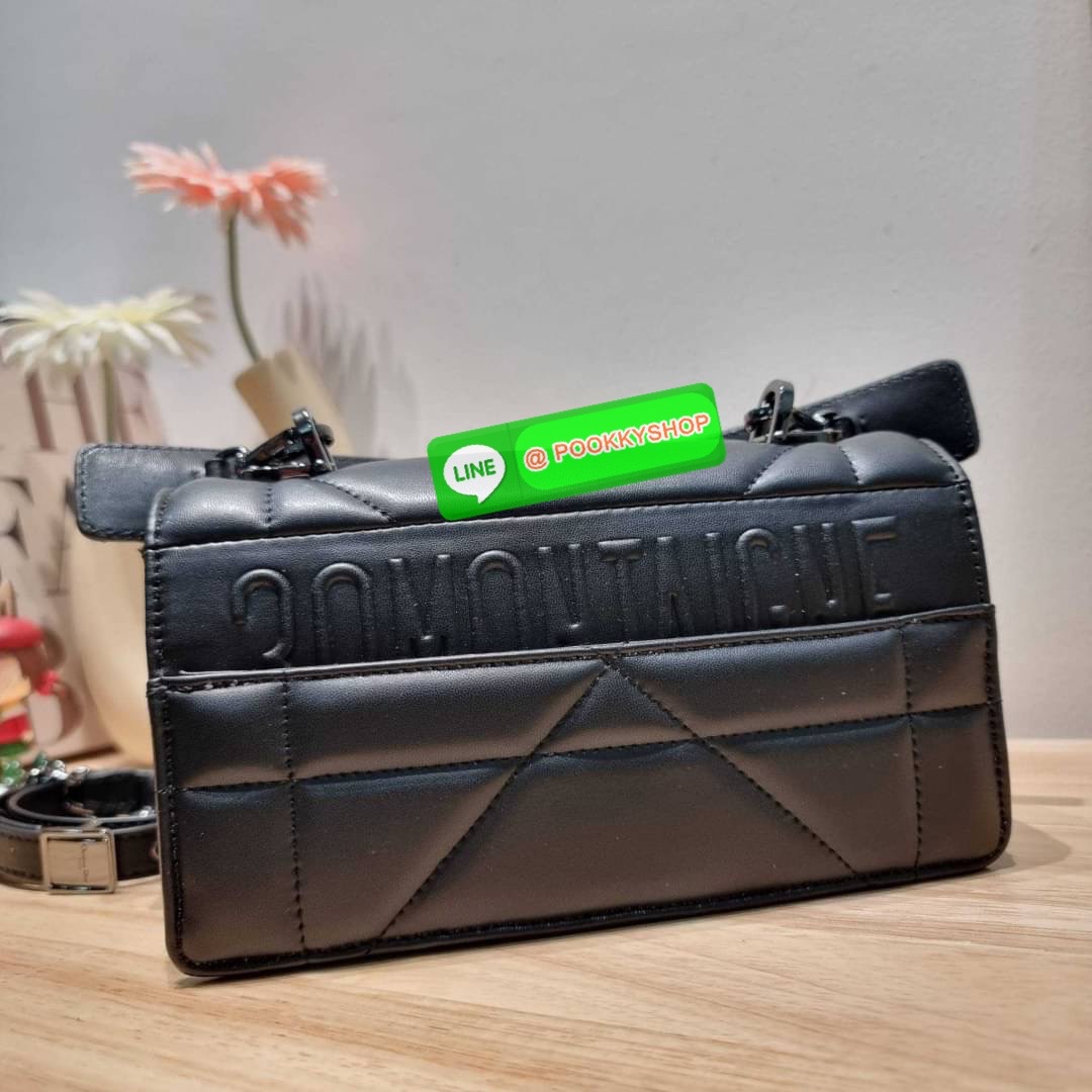 🔅 Model CD 30 MONTAIGNE POUCH WITH SHOULDER STRAP AND HANDLE 🔅 Details ย้อนยุคความหรูหรา อันเป็นเอกลักษณ์ กระเป๋าสะพายสวยอยู่ทรง เพิ่มลูกเล่นให้กับไอเท็มนี้ด้วย มือจับที่ถอดออกได้ และอะไหล่เปิด-ปิดแบบคล้องล็อค สะดวกใช้ ด้านหลังมีช่องใส่บัต