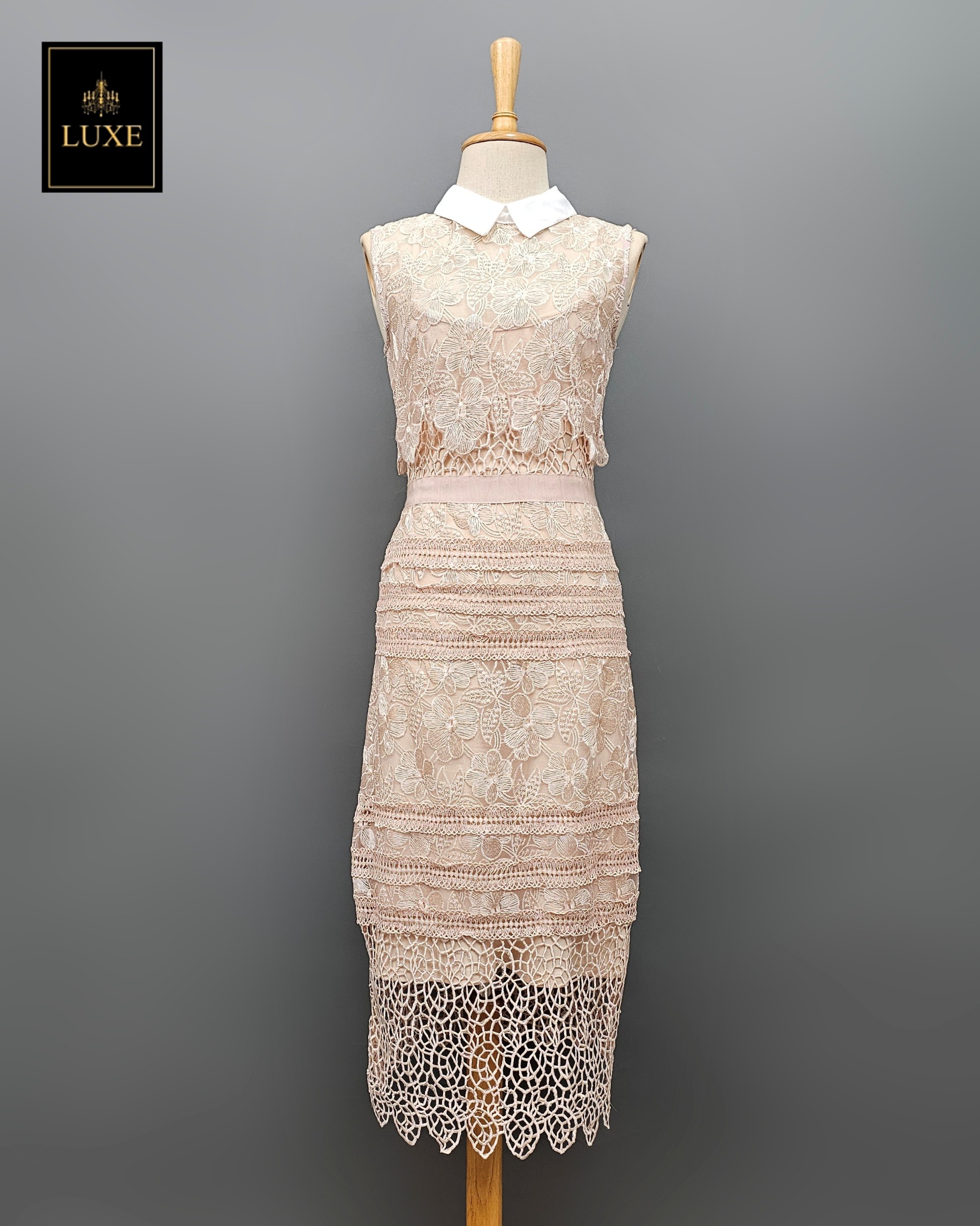 เดรสเสื้อแขนกุดแต่งคอปก กระโปรงทรงสอบ ทำจากผ้าลูกไม้โครเชต์