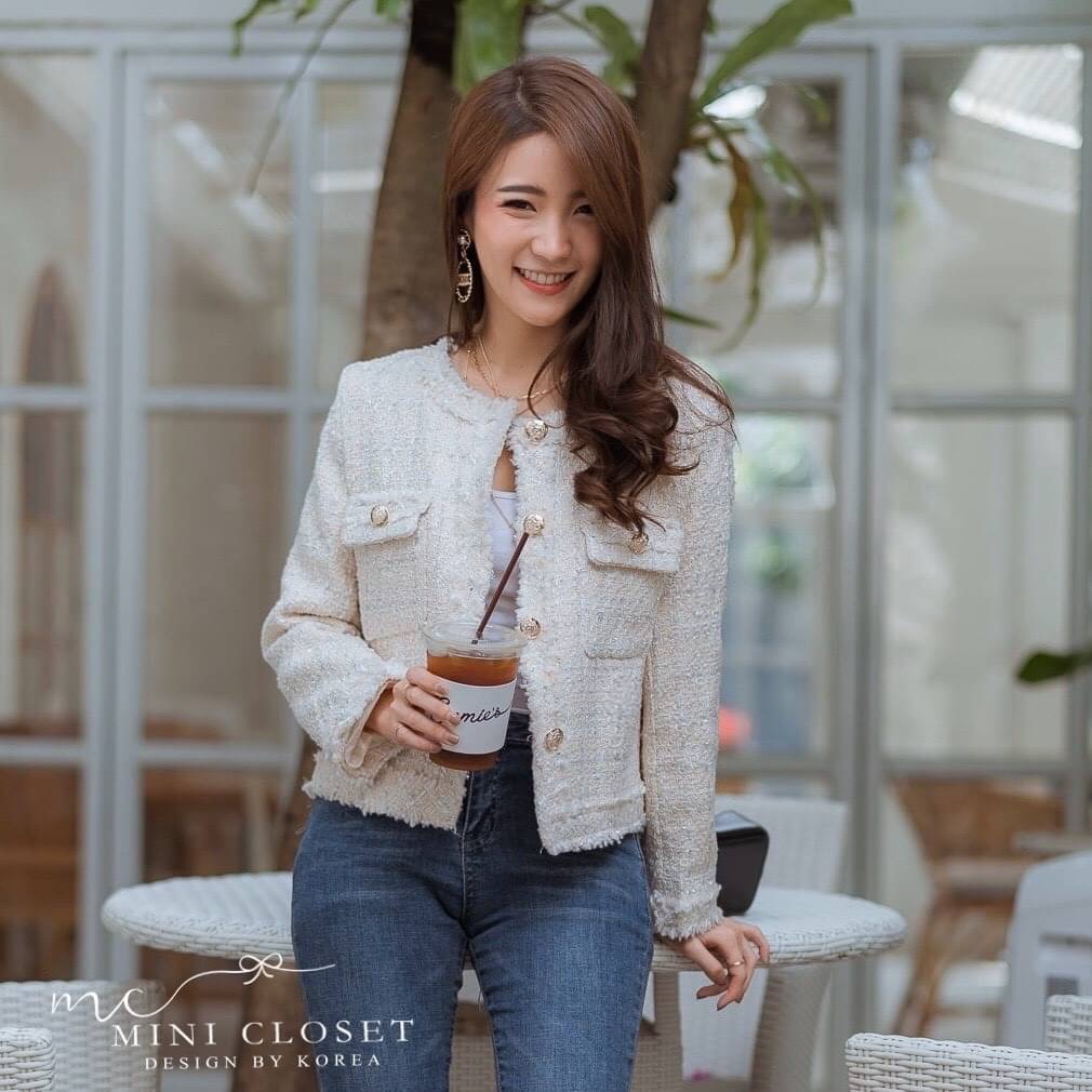 ดูดี สไตล์เกาหลีสุด ห้ามพลาดเลยนะคะ น่ารักมาก สตรีทได้ คุณนายด้วย เสื้อคลุมผ้าทวีตผ้าดีงานตัดเย็บเริ่ด ดีไซน์กระเป๋าซ้ายขวา ซับในทั้งตัว กระดุมทอง #ต้องมีค่ะ