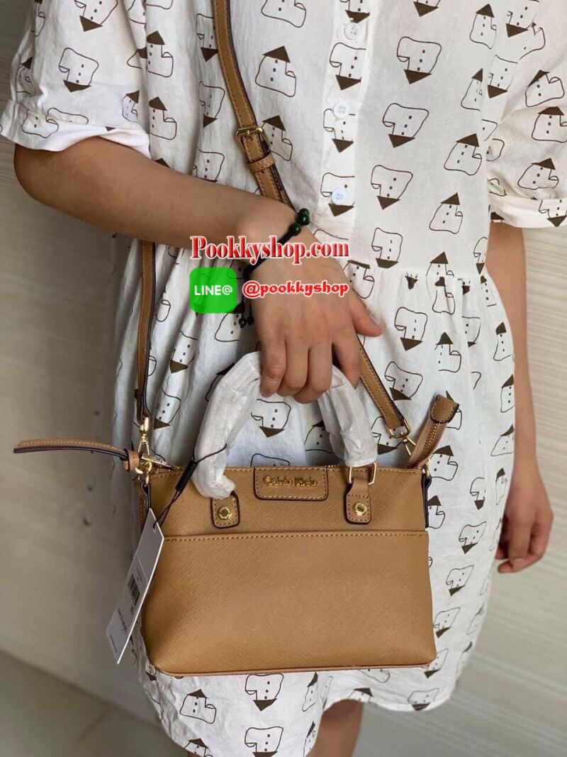 New arrival !!! Calvin Klein Crossbody Bag กระเป๋าถือหรือสะพายรุ่นยอดนิยม วัสดุ PVC คุณภาพดี น้ำหนักเบา ตัวกระเป๋าออกแบบลาย CK ทั้งใบ ด้านหน้าประดับด้วยโลโก้แบรนด์สุดหรู เปิด-ปิดกระเป๋าด้วยซิปสะดวกใช้ ด้านในโล่งกว้างมีช่องซิปและช่องเล็กสำหรับใส่ของ ใส่กระ