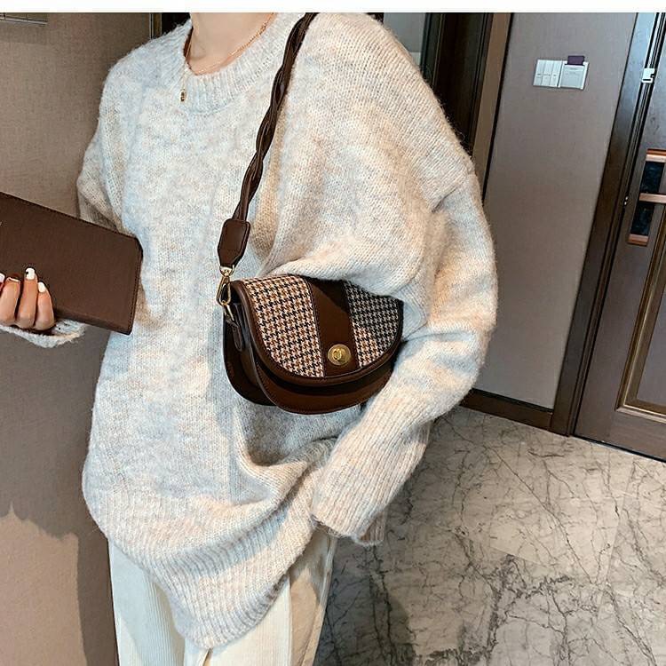 รุ่นใหม่ พร้อมส่ง!!!!!!! Shot bag สไตล์เอิร์ธโทนอีกหนึ่งรุ่น หนังคุณภาพดี ดีไซน์น่ารัก แถมสายสะพายให้2เส้น ถอดสายออกได้ทั้งคู่ เลือกใช้งานได้ตามชอบเลย