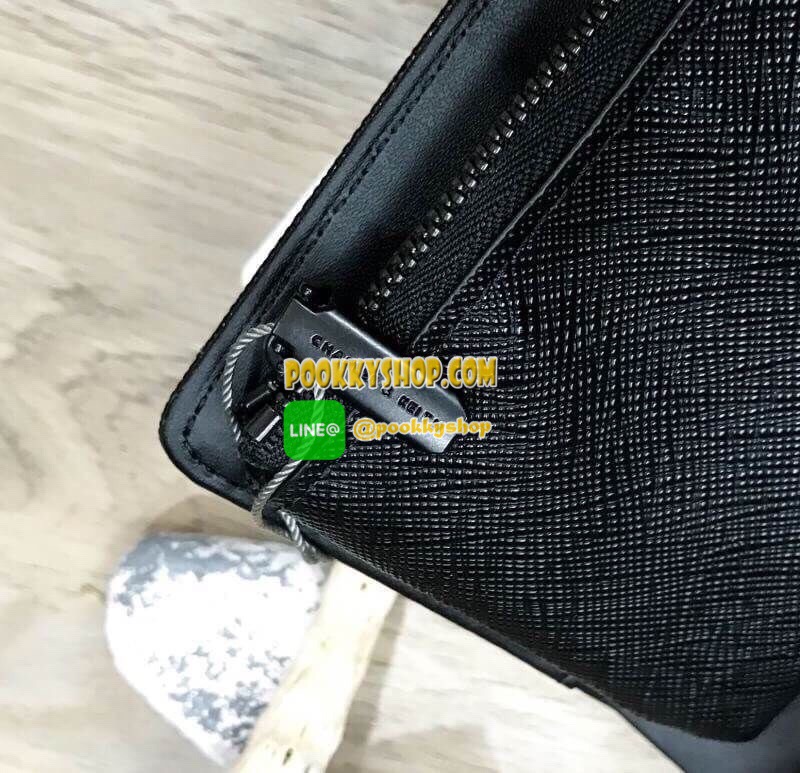 พร้อมส่งความน่ารัก! BEST SELLER! CHARLES & KEITH Peforated Wallet กระเป๋าสตางค์ใบสั้นพับ3ตอนรุ่นยอดนิยมวัสดุหนัง Saffiano สีดำประดับลายดอกไม้ Van Goh คลาสสิค ดีไซน์สวยเก๋ไม่ซ้ำใคร ด้านหน้าปั้มโลโก้เปิดปิดด้วยกระดุมเเม่เหล็ก ภายในมีกระเป๋าเล็กช่องซิปสำหรับ