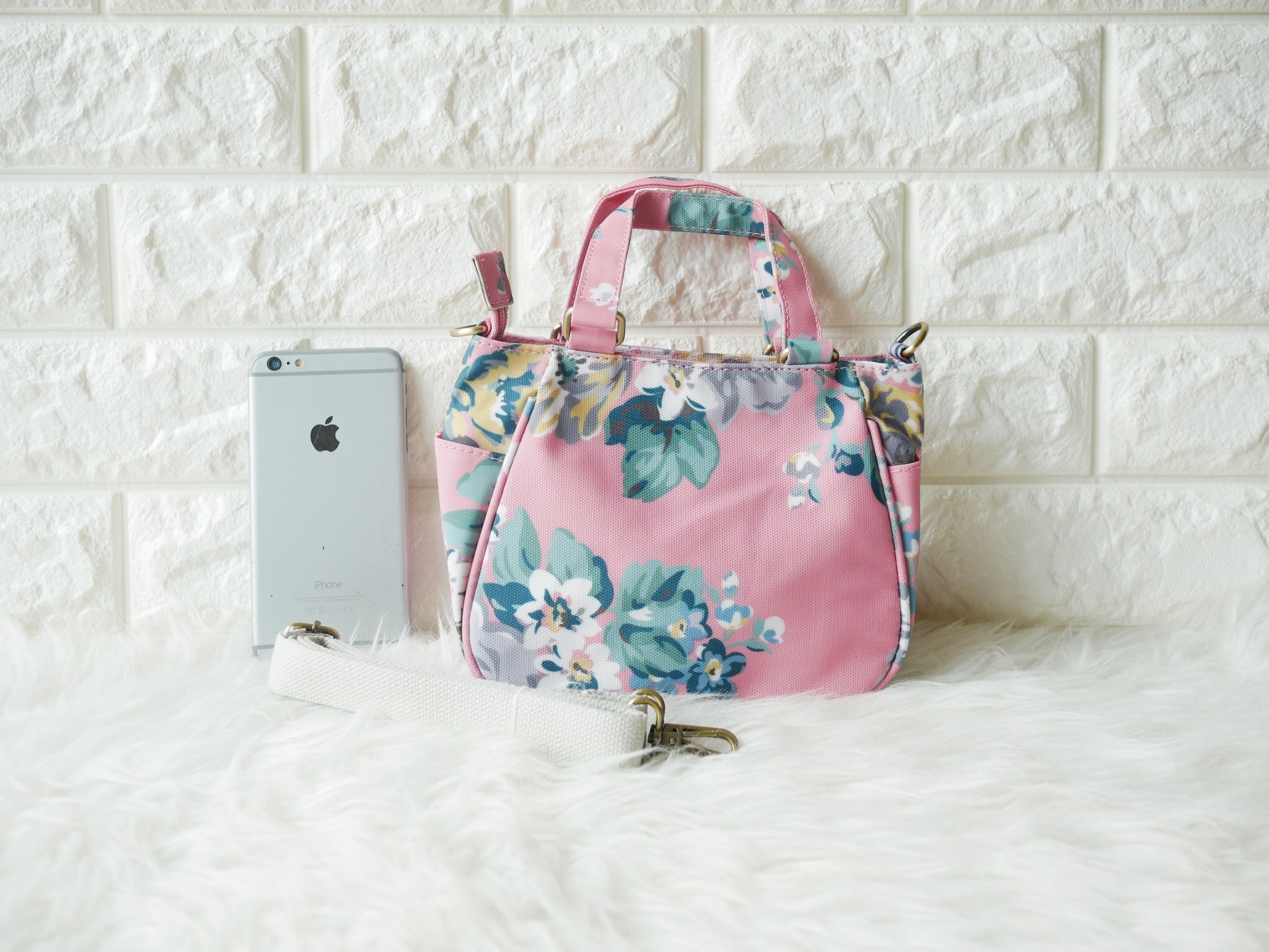 กลับมาทวงบังลังก์ความน่ารัก (cute) น้องเป๋าใบนี้ชื่อว่า (crown)SW 2660-1(crown) ขอมอบมงความคิ้วท์ให้ไปเลย ขนาดกำลังกะทัดรัด 16 x 18 x 9 ซม. (incoming call) ใส่มือถือได้ (wallet) ใส่กระเป๋าตังค์ได้ ใช้ออกงาน (romantic date) ใช้ออกเดท น้องน่ารักน่ารักจริงๆ