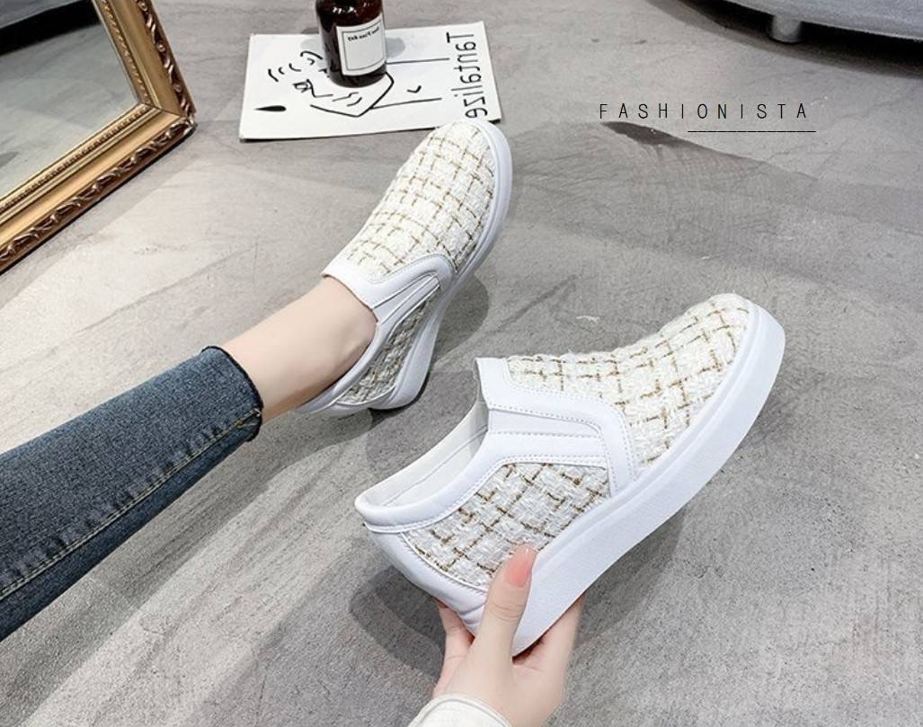 HOT FASHION แฟชั่นเสริมส้นมาแรง!! รองเท้าสลิปออนเสริมส้น 2.5 นิ้ว ทรงสโลป วัสดุเนื้อผ้า Tweed หรูๆ ทอแทรกดิ้นวิ๊งๆ สไตล์แบรนด์ชาแนล แต่งขอบด้วยหนัง pu เนื้อหนาคุณภาพดี มียางยืดเพิ่มความยืดหยุ่นในการสวมใส่ ใส่แล้วดูขาเรียวยาวสุดๆไปเลย ตัวพื้นรองเท้าเป็นยาง