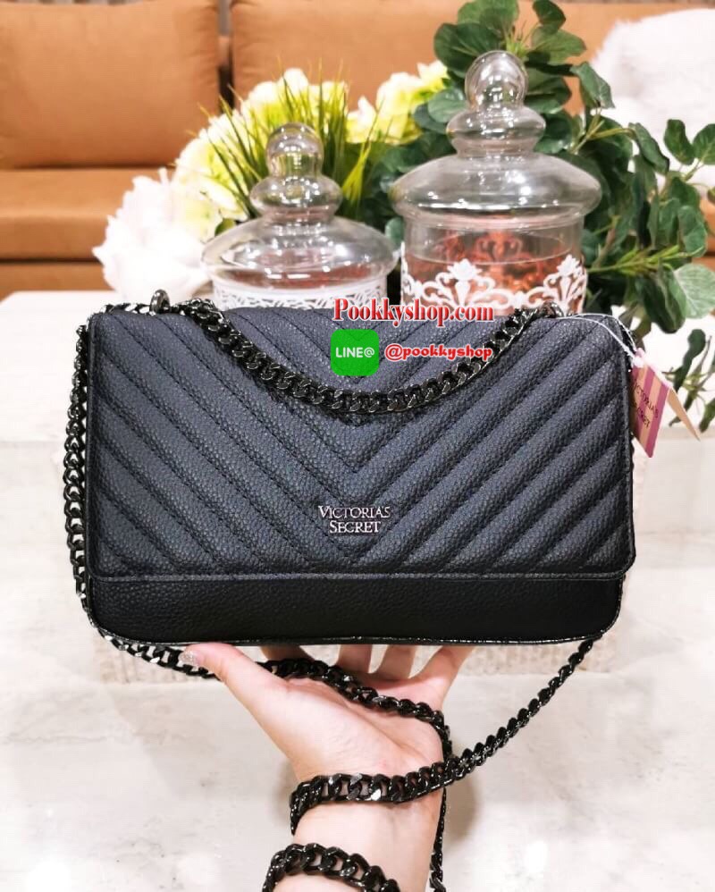 ReStock BEST SELLER! VICTORIA'S SECRET Quilted Chain Crossbody Sling Bag กระเป๋าสะพายรุ่นใหม่ล่าสุดจาก Victoria's Secret วัสดุหนังแกะสังเคราะห์ชึ้นลายริ้วหนังสวยอยู่ทรงไม่ย้วยดีไซน์สุดหรูคุณหนูไฮโซ เปิดปิดด้วยฝาปิดกระดุมแม่เหล็ก ภายในมีโลโก้และช