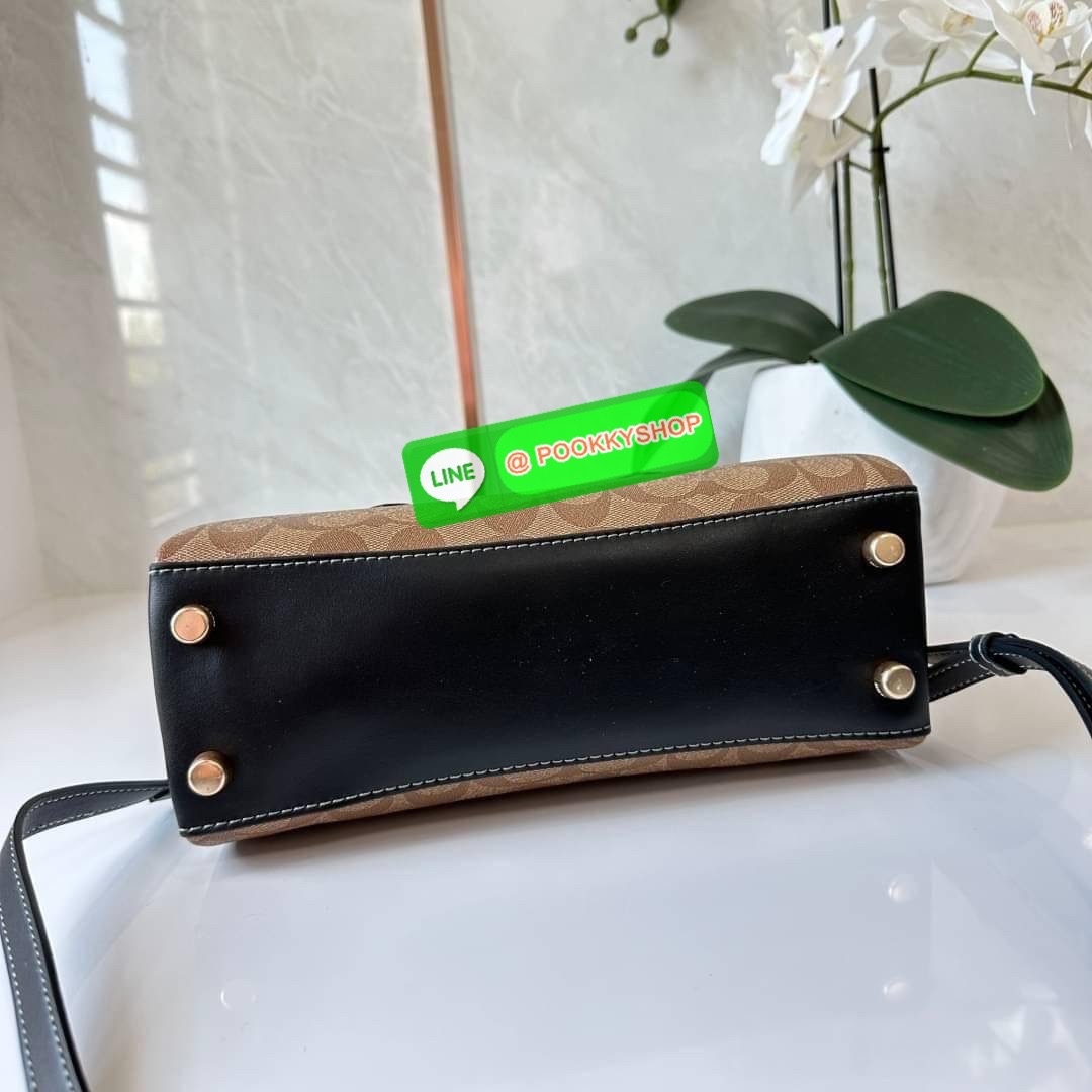 COACH MINI DARCIE CARRYALL IN BLOCKED SIGNATURE CANVAS (CH287) 👜คอลเลคชั่นใหม่สุดปัง ลุคคุณนายจะถือหรือสะพายข้างก็เริ่ดคะ รูปทรงถังไซส์เล็กวัสดุแคนวาสตัดหนังแท้ สายสะพายข้างถอดออกได้ มีหูหิ้วในตัว ภายในเป็นช่องโล่ง กว้างมีช่องแบ่งสัดส่วนใส่ของได้ค
