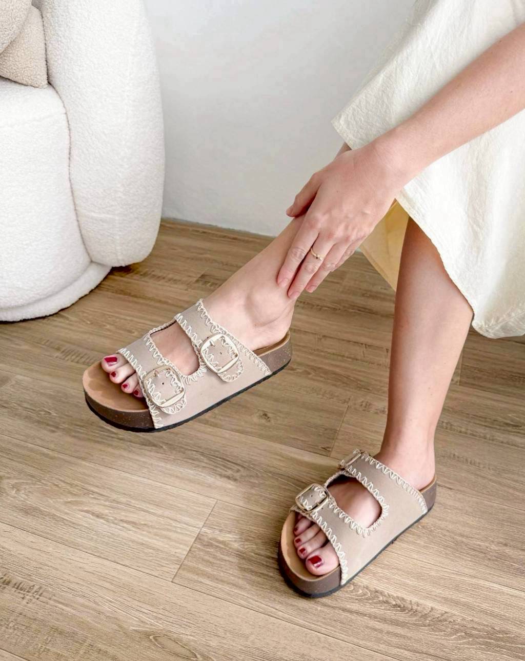 แบบมาใหม่ รองเท้าทรงไบเก้น ส้นหนา 1.5 นิ้ว เย็บตกแต่งลาย งานแฮนด์เมดช่างไทย พื้นเสริมฟองน้ำตรงส้นเท้า ใส่สบาย เข็มขัดปรับระดับเข้าออกได้ เป็นงานส้น PVC แต่งลายไม้ โดนน้ำได้ ไม่เหม็นอับ น้ำหนักเบา