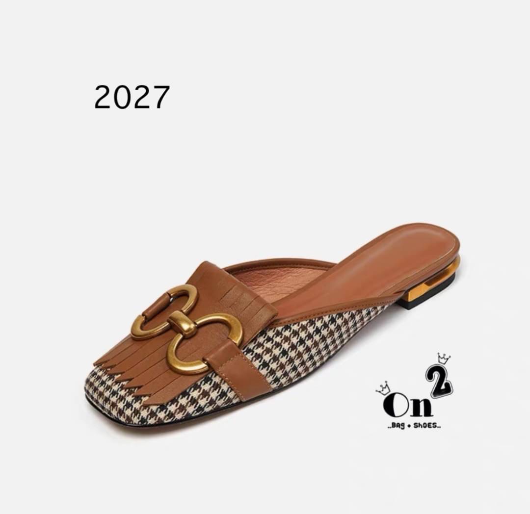 แบบใหม่ พร้อมส่งรองเท้าหัวคัชชูเปิดหลังรัดข้อเท้า หน้าแต่งอะไหล่ทองเหลือง สไตล์แบรนด์ส้นเป็นอะไหล่ทองสวยหรู คู่นี้ใส่แมทกับชุดได้ง่ายทั้งกางเกงและกระโปรงได้หมดทรงสวย