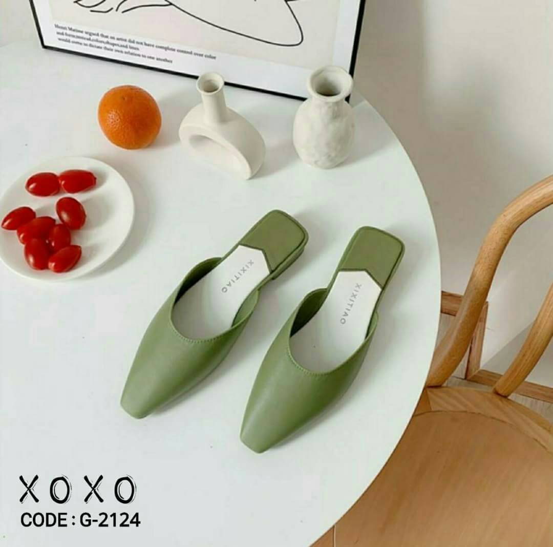 สินค้าพร้อมส่ง งานอย่างดี พร้อมกล่อง แตะสวม ใส่สบาย น้ำหนักเบา โดนน้ำได้ ด้านหน้าเชฟไล่วี ใส่แล้วเก็บทรงเท้า ดูขาเรียวยาว สีพสาเทล แมทส์ชุดง่าย มีส้นเล็กน้อยกำลังใส่สบาย วัสดุ PVC