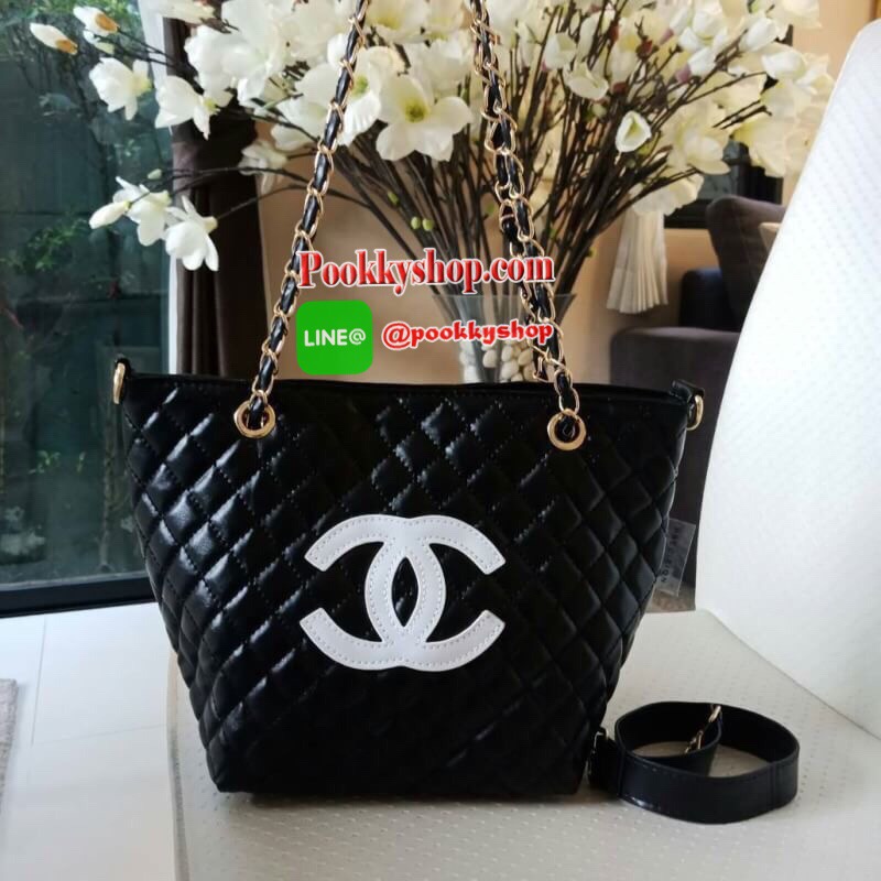 Must Have! Chanel Tote & Shopping Bag กระเป๋าสะพายทรง Shopping Bag พรีเมี่ยมกิ้ฟ Limited Edition ของแท้ 100% นำเข้าจาก Chanel Perfume Counter ใบใหญ่วัสดุหนัง PU ประดับโลโก้ CC สุดคลาสสิค ซับใน Polyester 100% เปิดปิดด้วยกระดุมแม่เหล็ก จุสุดๆ สามารถใส่เอกสา