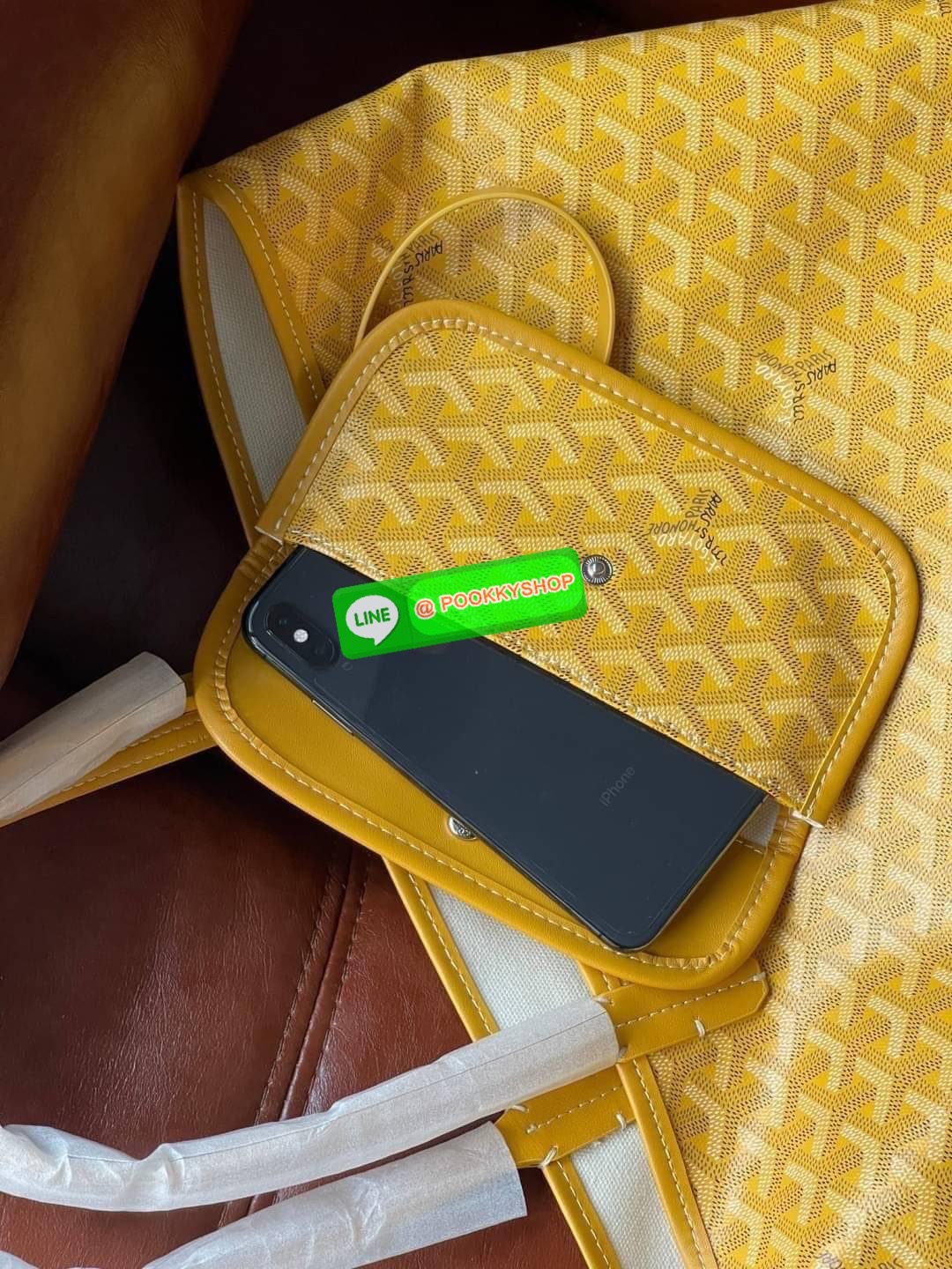 💕 Goyard Saint Louis Pm Bag กระเป๋าสุดคลาสสิกจากแบรนด์เก่าแก่ของฝรั่งเศส ความพิเศษคือแต่ละใบต้องเพนท์ลายโมโนแกรม Chevron ด้วยมือเท่านั้น จึงเป็นเหตุผลที่กระเป๋า Goyard กลายเป็นหนึ่งในกระเป๋าที่คนต้องการ โดยเฉพาะรุ่น St. Louis Tote ที่ว่ากันว่าเป็น