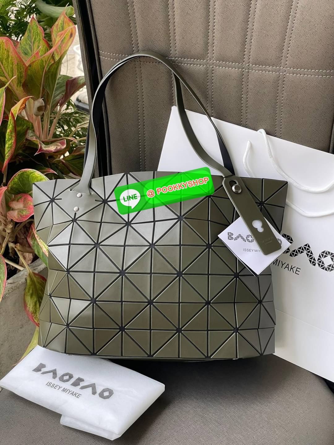 Bao Bao Issey Miyake ROCK MATTE ซีรีส์นี้จะเป็นทรงสี่เหลี่ยมผืนผ้า มีซิปปิดด้านบน ถือเป็นรุ่นที่เหมาะกับการใช้งานในชีวิตประจำวัน สามารถพับมุมและบริเวณด้านล่างของกระเป๋าเพื่อเพิ่มความสะดวกสบายในการใช้งาน ทั้งยังช่วยให้วางกระเป๋าในแนวตั้งได้อีกด้วย แผ่นต่อส