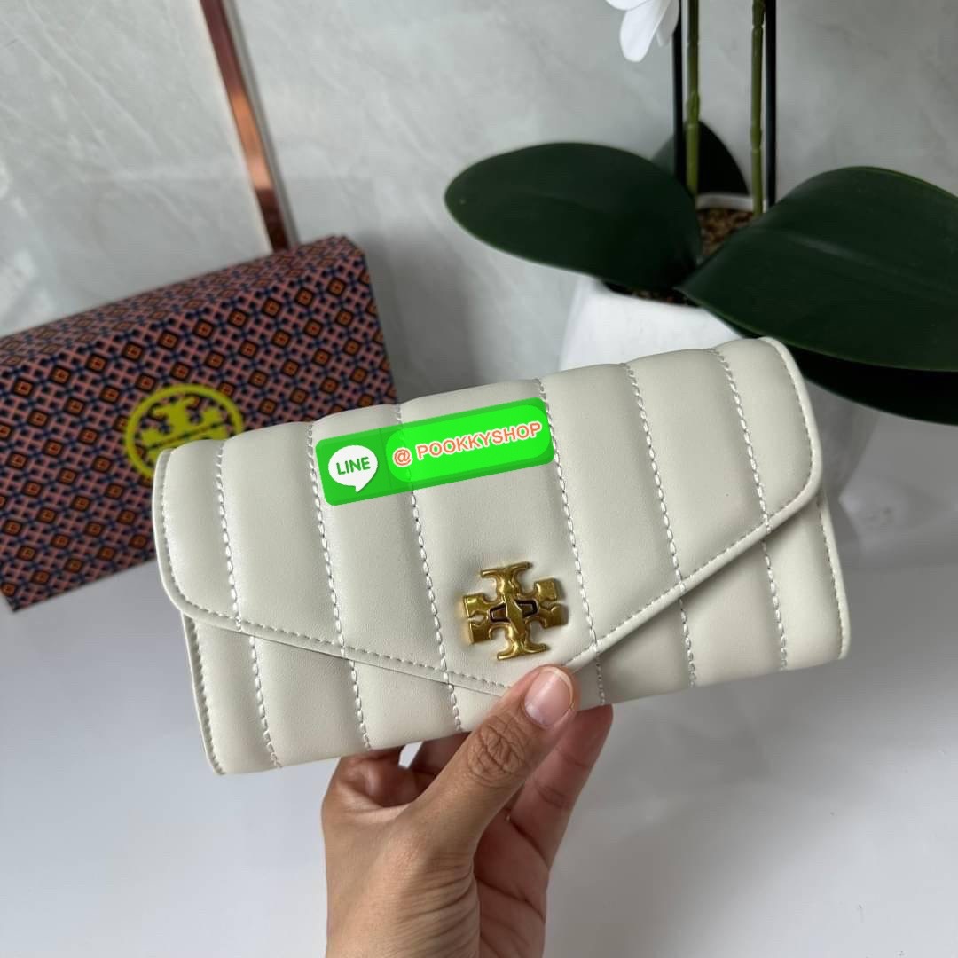 TORY BURCH KIRA CHEVRON POUCH KEY FOB 📍กระเป๋าสตางค์ใบยาว รุ่นใหม่ ทรงคลาสสิค 📍เปิด-ปิดด้วยอะไหล่บิดล็อค 📍ภายในมีช่องซิปตรงกลางสำหรับใส่เหรียญ ช่องใส่ธนบัตรและช่องใส่บัตร 📍วัสดุหนังแกะแท้ 📍จัดระเบียบกระเป๋าสตางค์ได้