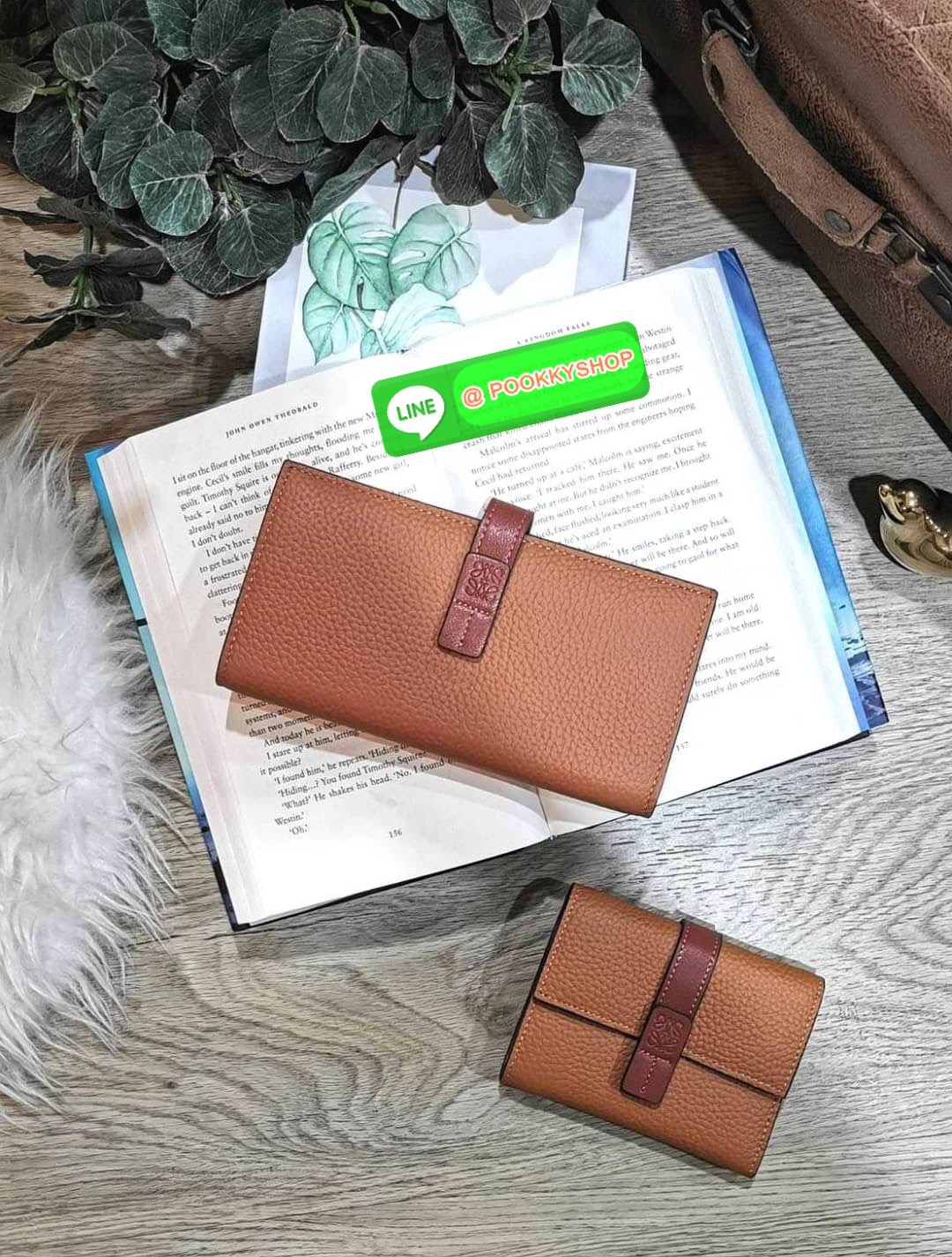 ✴️Don't Miss!✴️NEW! LOEWE SHORT WALLET VIP GIFT WITH PURCHASE กระเป๋าพรีเมี่ยมกิ๊ฟ Limited จาก LOEWE DUTYFREE COUNTER วัสดุหนังแท้เทคเจอร์สวยอยู่ทรงปั้มโลโก้แบรนด์ด้านหน้าเปิดปิดด้วยกระดุม ภายในมีทั้งช่องใส่รูป ช่องใส่ธนบัตร ใส่แบงก์พัน