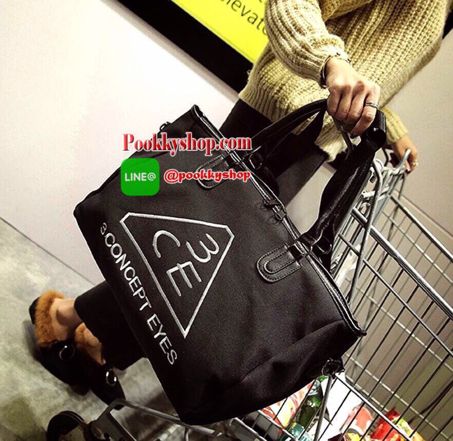 Don't Miss! กระเป๋าเดินทางแบรนด์ดัง 3CE ของแท้จากเกาหลี วัสดุ NYLON เนื้อหนาสีดำสกรีนโลโก้ 3CE หูหิ้วหนังสะพายไหล่ได้ พร้อมสายสะพายยาวถอดได้ Crossbody ได้ ใบใหญ่จุใจใส่เสื้อผ้ารองเท้าของใช้ได้เยอะ น้ำหนักเบา ดูแลรักษาทำความสะอาดง่าย เปิดปิดด้วยซิปด้า