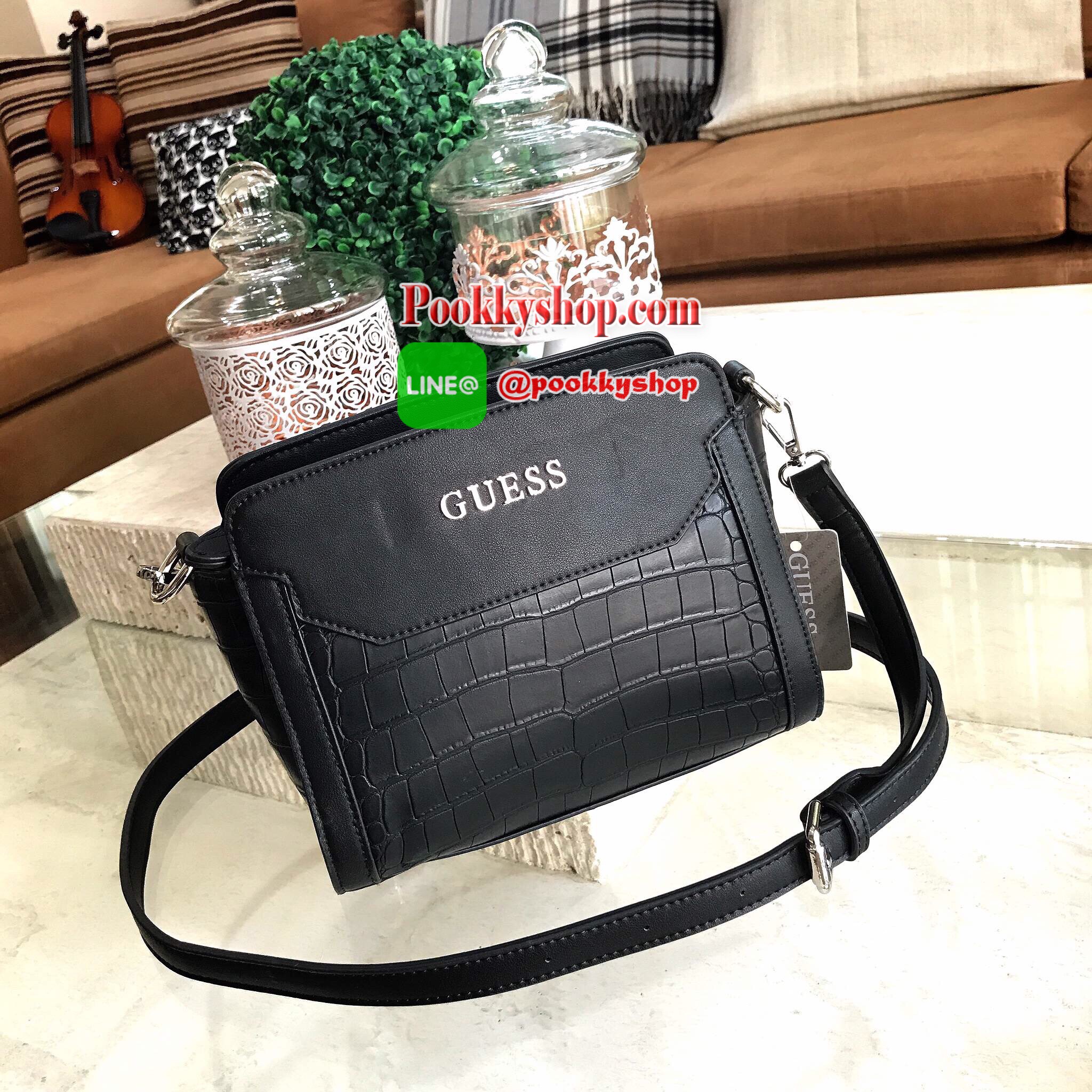 Don't Miss! GUESS CROC SHOULDER BAG 2017 กระเป๋าสะพายรุ่นใหม่ล่าสุดจาก GUESS มาในทรงสุดฮิตขนาดกำลังดีหนังลาย Croc สวยหรูอยู่ทรงแข็ง ด้านหน้าประดับโลโก้แบรนด์โดดเด่น เปิดปิดด้วยซิปสะดวกใช้ ภายในมีโลโก้และช่องใส่มือถือ ซับในพิมพ์โลโก้แบร์นสวยดูดี มาพร้