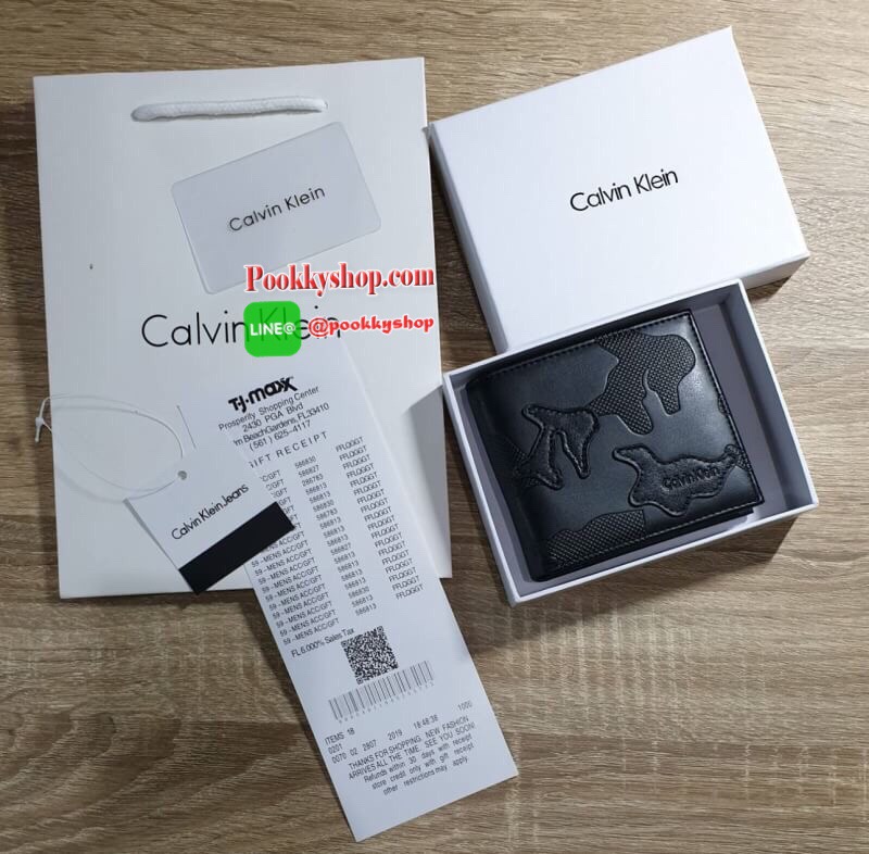 New arrival!!! พร้อมส่ง Calvin Klein Wallet กระเป๋าสตางค์แบบพับ 2 ตอนสำหรับผู้ชาย ตัวกระเป๋าเป็นหนังลวดลายโดดเด่นดูไม่จำเจ ด้านในมีช่องใส่บัตร ใส่ธนบัตรแยกเป็นสัดส่วน ไม่ว่าจะใช้เองหรือเป็นของขวัญก็คุ้มค่าน่าใช้มากค่า
