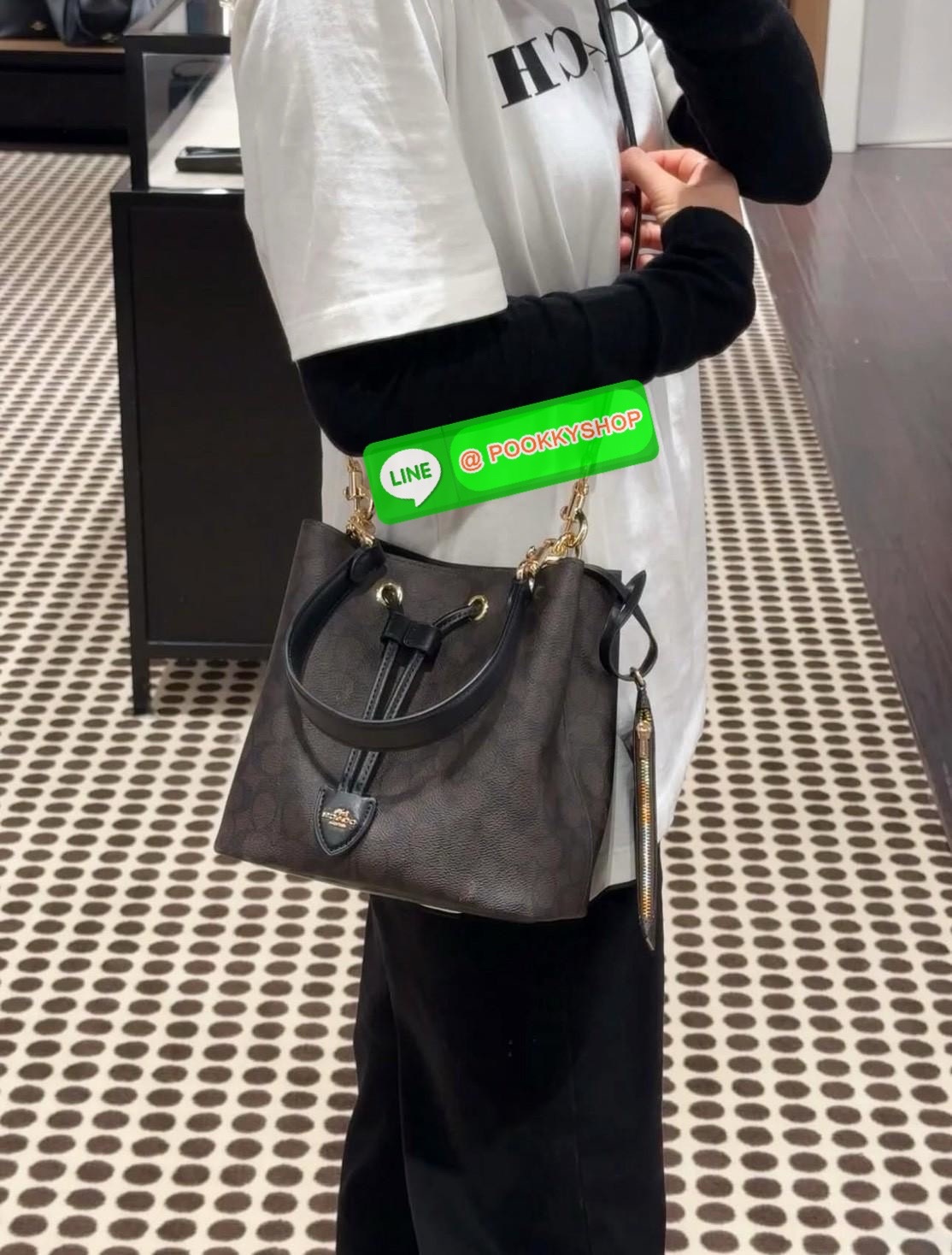 Coach Roan Bucket Bag Signature Canvas CBH07 กระเป๋าทรงบัคเก็ตใบเก๋ ดีไซน์คลาสสิก ลายซิกเนเจอร์สุดฮิต ใส่ได้ทุกโอกาส มาพร้อมสายสะพายปรับได้ ถอดได้ ใช้งานได้ทั้งสะพายไหล่ / crossbody / handheld