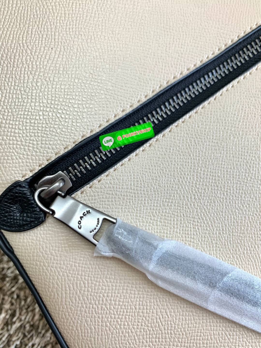 COACH JORDYN BACKPACK ((C2732//76623)) 🌹🌹ไม่มียังไงไหว ต้องบอกว่าน้องสวยมากๆค่า! กระเป๋าสะพายหลังแบบมีหูหิ้ว หนังแแท้ ลายหนังสวยน่าใช้มากค่ะ ด้านหน้ามีช่องซิปใส่มือถือหรือของจุกจิกลงไปได้ค่ะ เปิด-ปิดกระเป๋าแบบซิปคู่ห้อยหนัง ภายในกว้างใส่สั