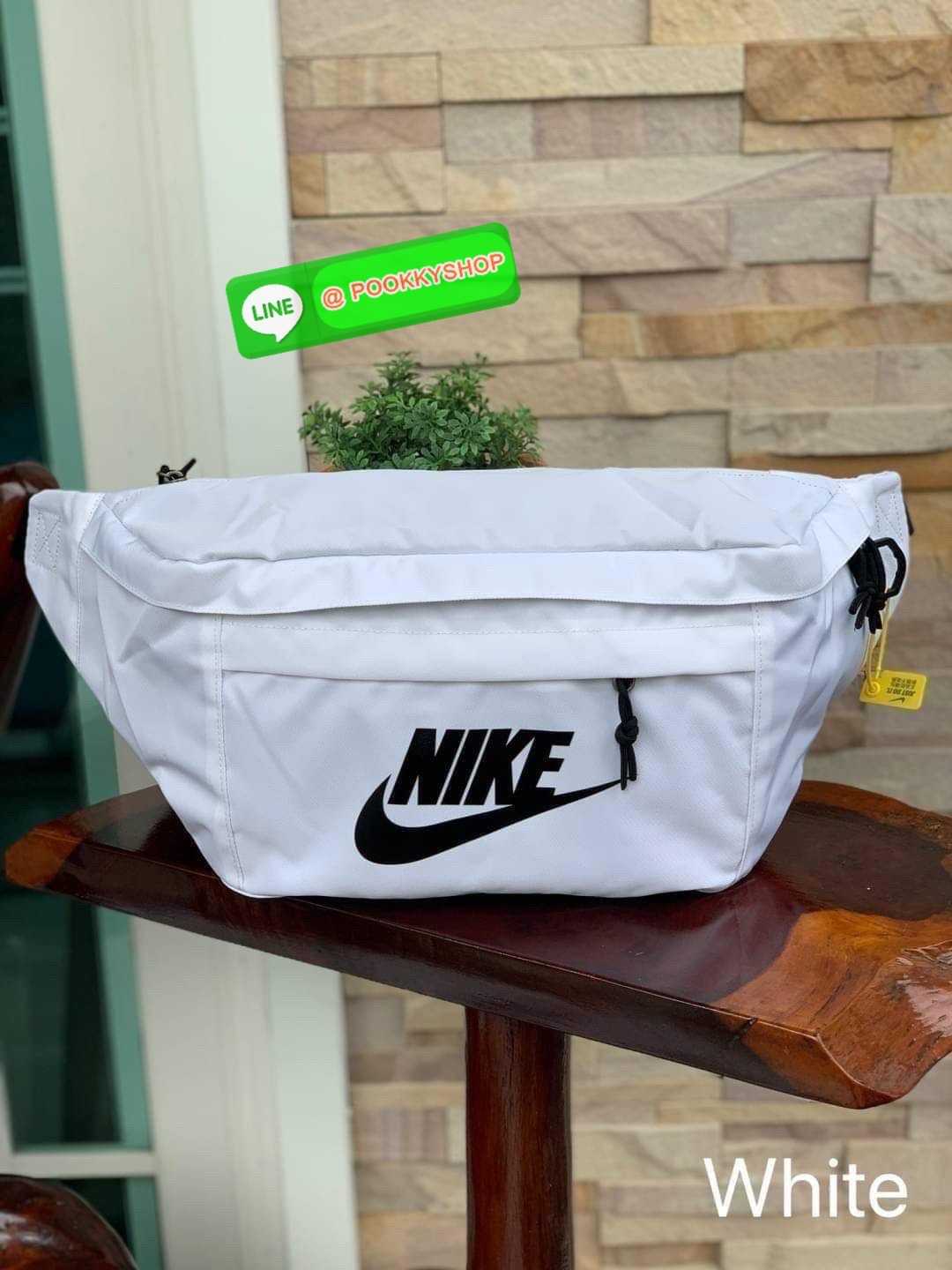 Nike Tech hip pack กระเป๋าคาดเอว Nike Tech รุ่นใหม่ชนช้อป!! ให้คุณหยิบใช้อุปกรณ์กีฬาและพกพาได้อย่างง่ายดาย พร้อมโดดเด่นด้วยกระเป๋าซิป 2 จุดสำหรับเก็บสิ่งของ และสายกระเป๋าแบบปรับได้เพื่อให้แนบกับลำตัว ใช้งานได้คล้องตัว ใส่ของได้จุสมใจเลยคร้า