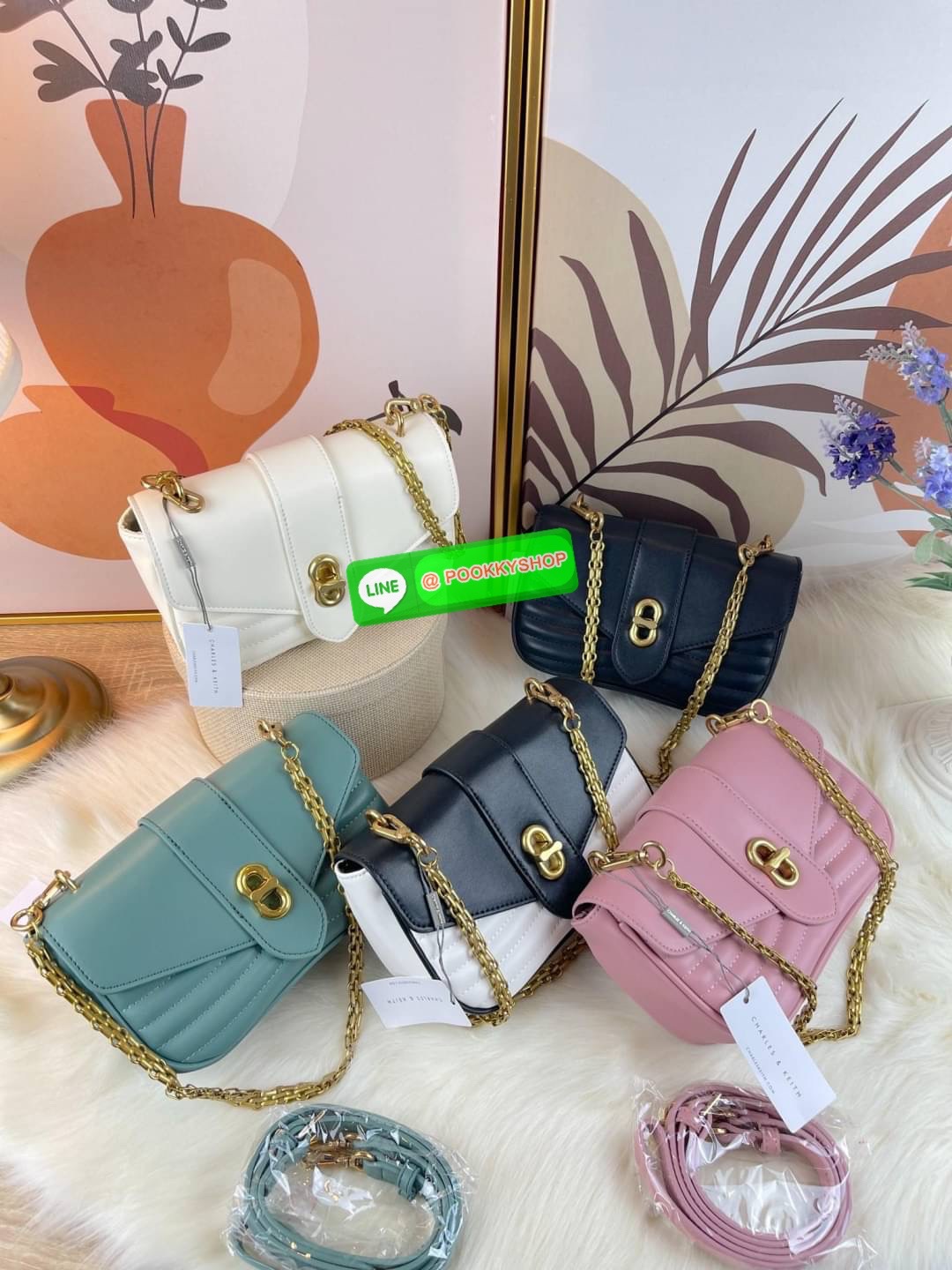 Charles & Keith Aubrielle Chain-Handle Panelled Crossbody Bag กระเป๋าสะพายข้างดีไซน์คลาสสิกขนาดกำลังพอเหมาะ ตัวกระเป๋าทำtextureลายนูนที่ด้านหน้าเพิ่มความโดดเด่น มาพร้อมสายสะพายโซ่สีทองหรูหราแบบคล้องแขน/คล้องไหล่และยังมีสายหนังสะพายยาวแบบปรับและถอดสายได้ ต