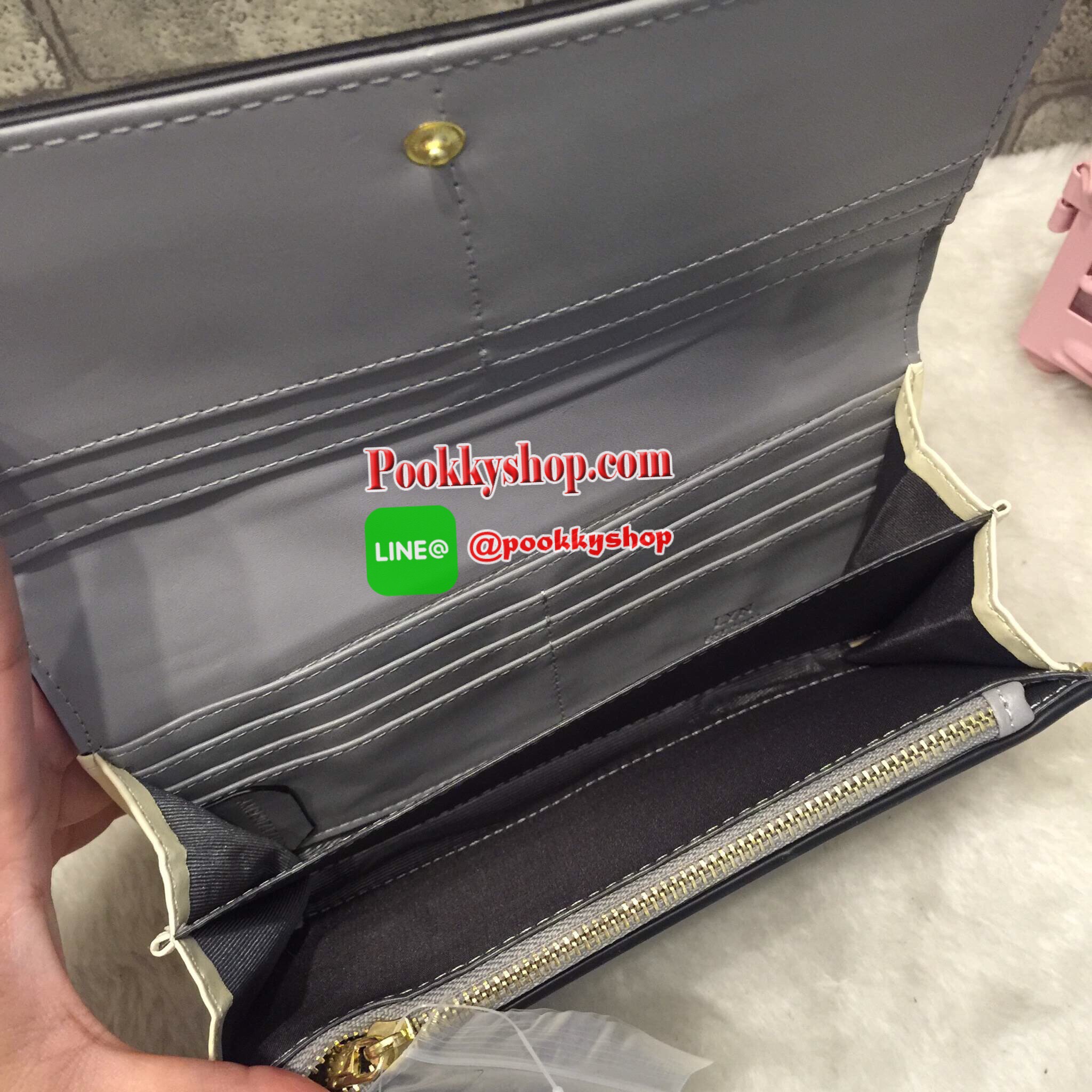 New Arrival!! LYN CLARLYNNA WALLET กระเป๋าเงินใบยาว ด้านหน้าแต่งโลโก้แบรนด์สีทองหรู เปิดปิดด้วยกระดุม ด้านในมีช่องใส่บัตร 10 ใบ พร้อมช่องซิปใส่เหรียญและช่องธนบัตร 2 ช่องใหญ่ เป็นกระเป๋าเงินที่สวยเรียบหรูมากๆค่า