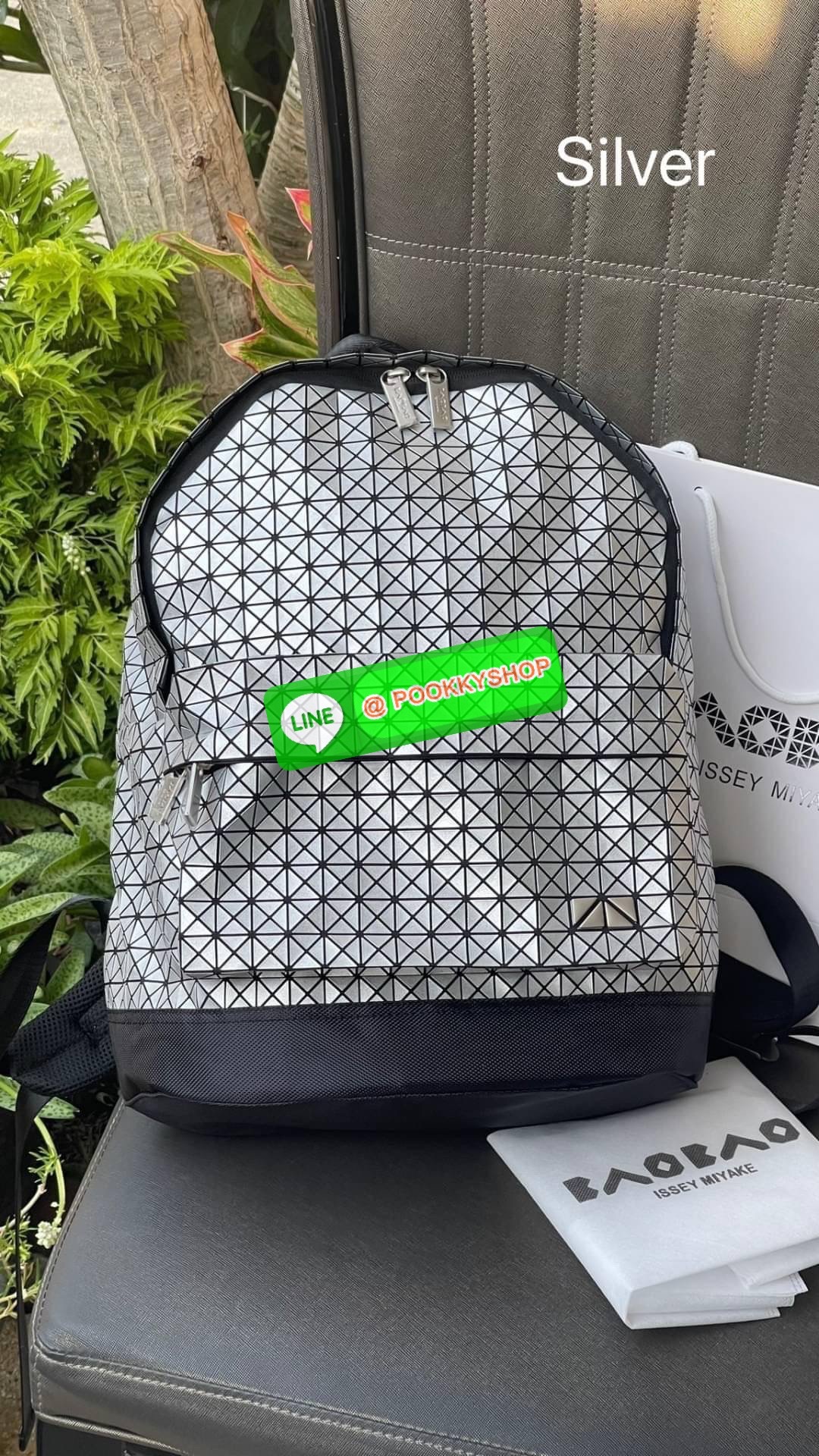 Bao Bao Issey Miyake Daypack geometric backpack กระเป๋าเป้ทรงคลาสสิก รองรับน้ำหนักได้ดี เหมาะกับการเดินทาง เป้สะพายหลังรุ่น Daypack One-Tone Backpack มาในรูปทรงกระเป๋าเป้สุดคลาสสิก โดดเด่นด้วยการออกแบบที่เป็นเอกลักษณ์ วัสดุสามเหลี่ยมขนาดเล็กพิเศษ ได้กลิ่น