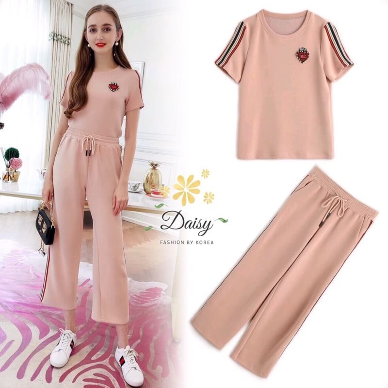 สินค้าพร้อมส่ง Daisy Premium Collection ชุดเซท เสื้อ+กางเกง เซท 2 ชิ้น ชุดผ้ายืดแบบเนื้อนิ่มใส่สบาย เสื้ออกแต่งอะไหล่เพชร แต่ขอบผ้ายืดที่แขนเสื้อและแถบที่กางเกง เอวยางยืด ผ้าเนื้อนิ่ม เปฌนคอตตอน 100%ไม่แนบตัว ไม่ใช่ผ้าเรยอนเด้งๆค่ะ ผ้าสามารถยืดได้อีกจากไซ